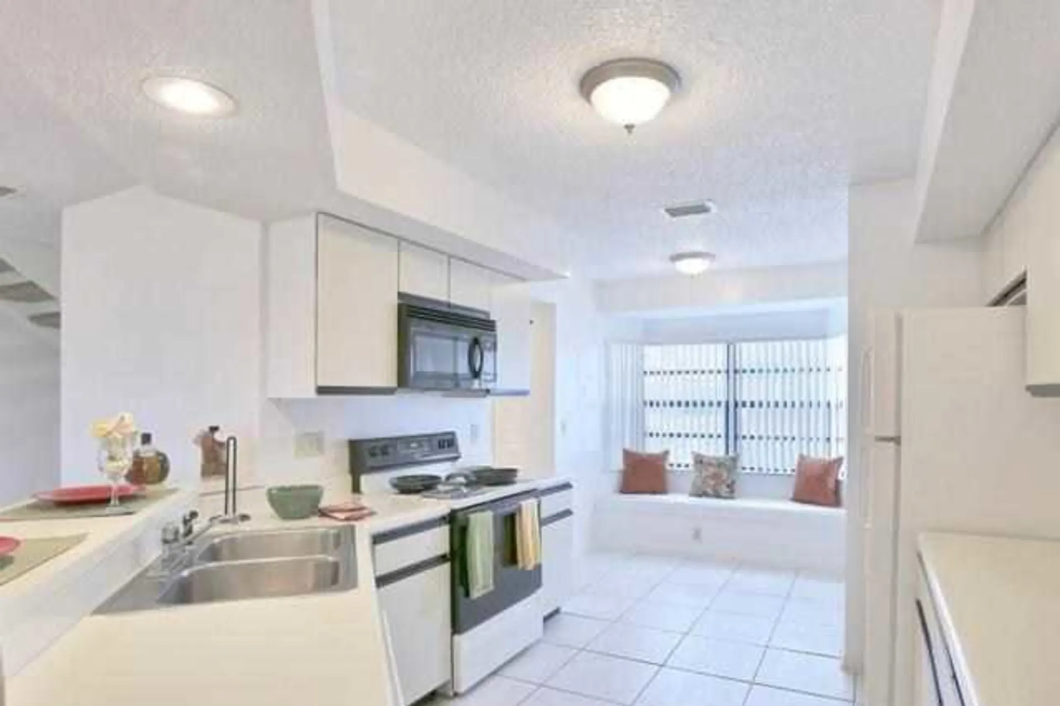 Kitchen - Village Townhomes At Lake Orlando - Orlando, FL