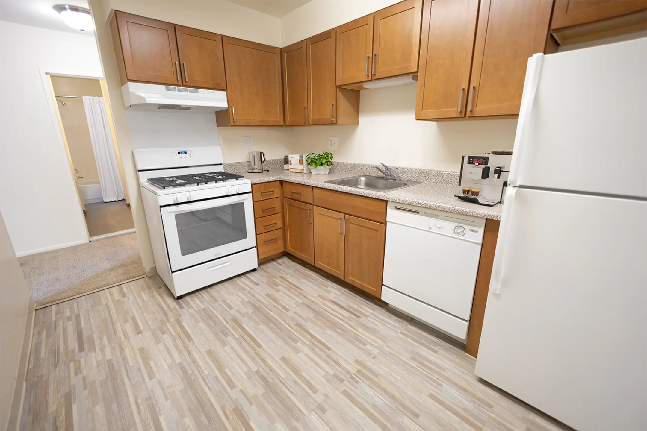 Kitchen - Salem Harbour Riverfront Resort - Bensalem, PA