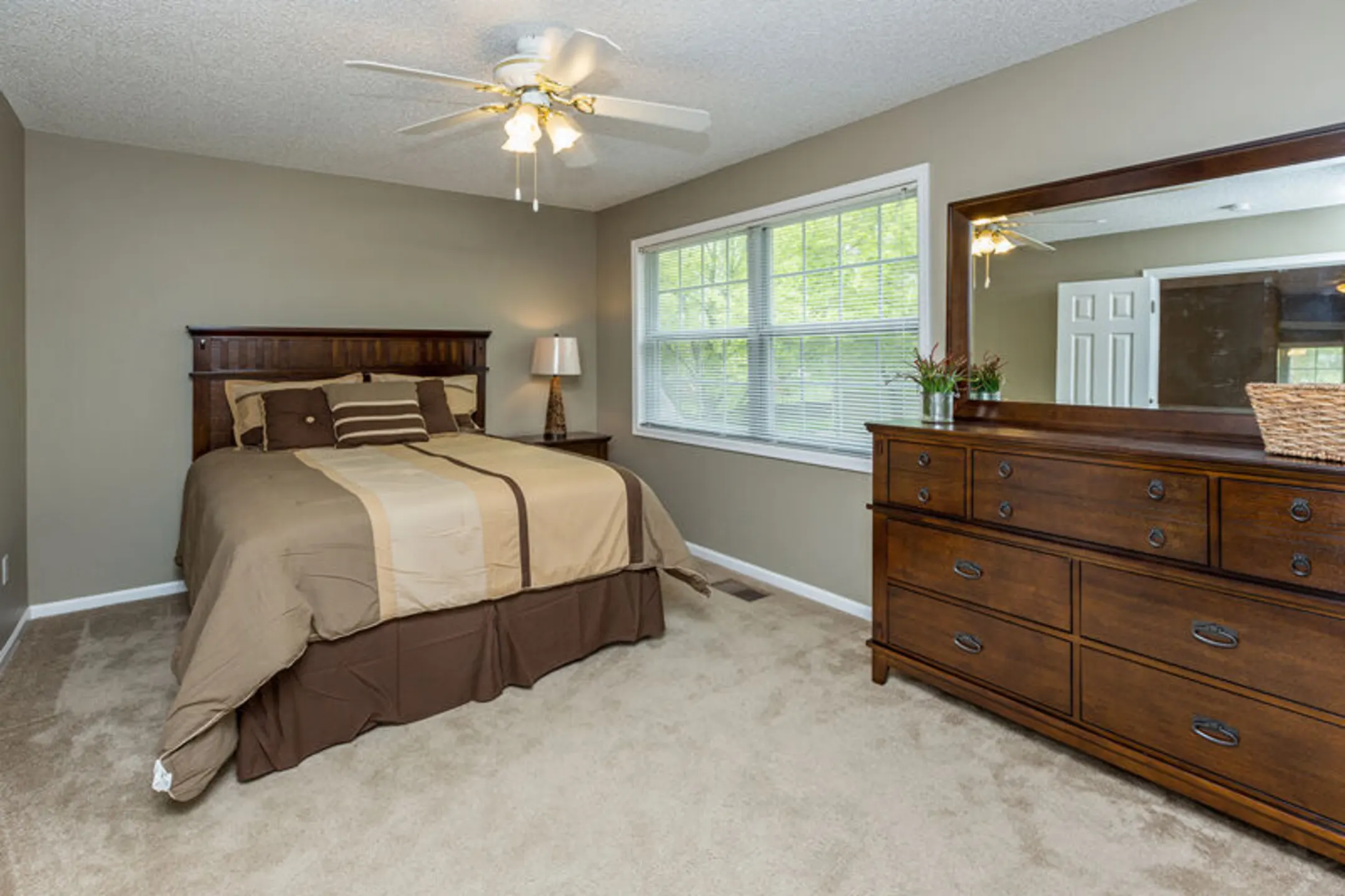 Foxboro and Ashworth Pointe Townhomes Townhomes - West Des Moines, IA 50266