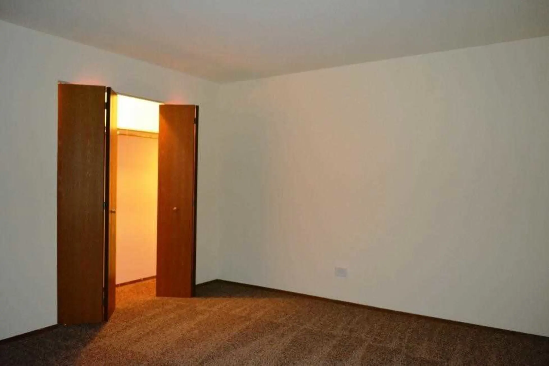 Bedroom - Brookstone Apartments - Waukegan, IL