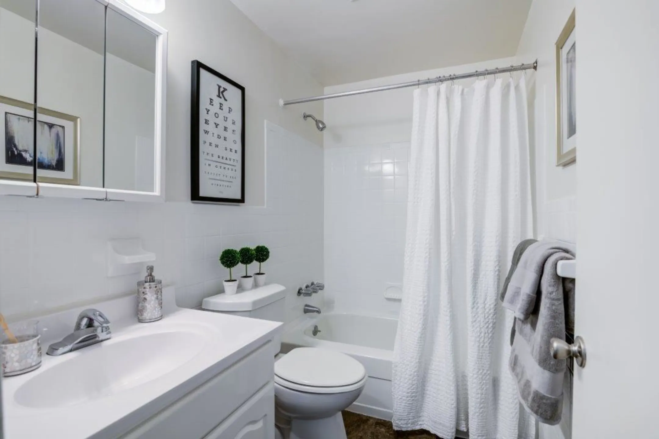Bathroom - Mapleton Square Apartment Homes - Dover, DE
