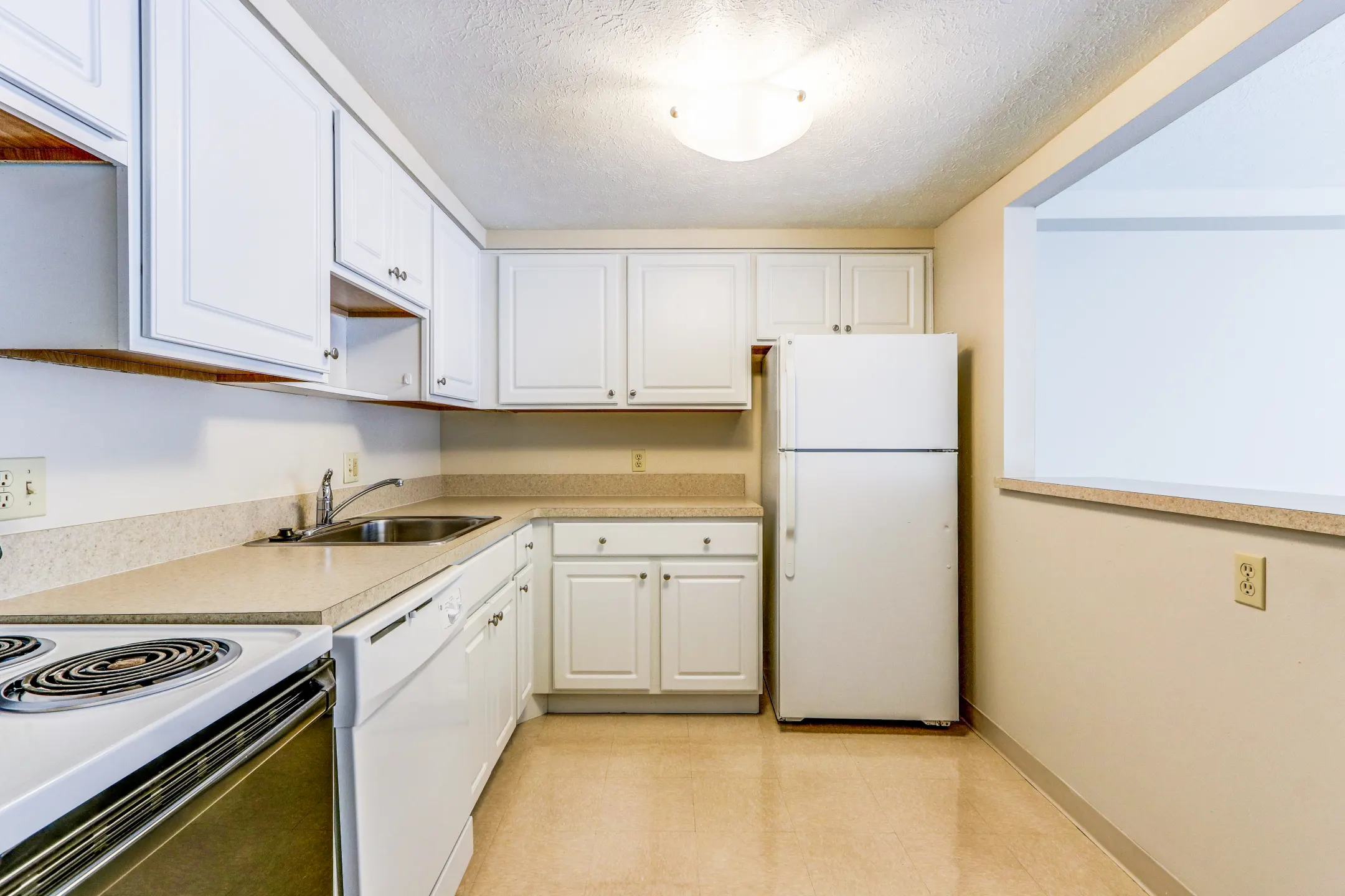 Kitchen - Concord Apartments - Cleveland Heights, OH