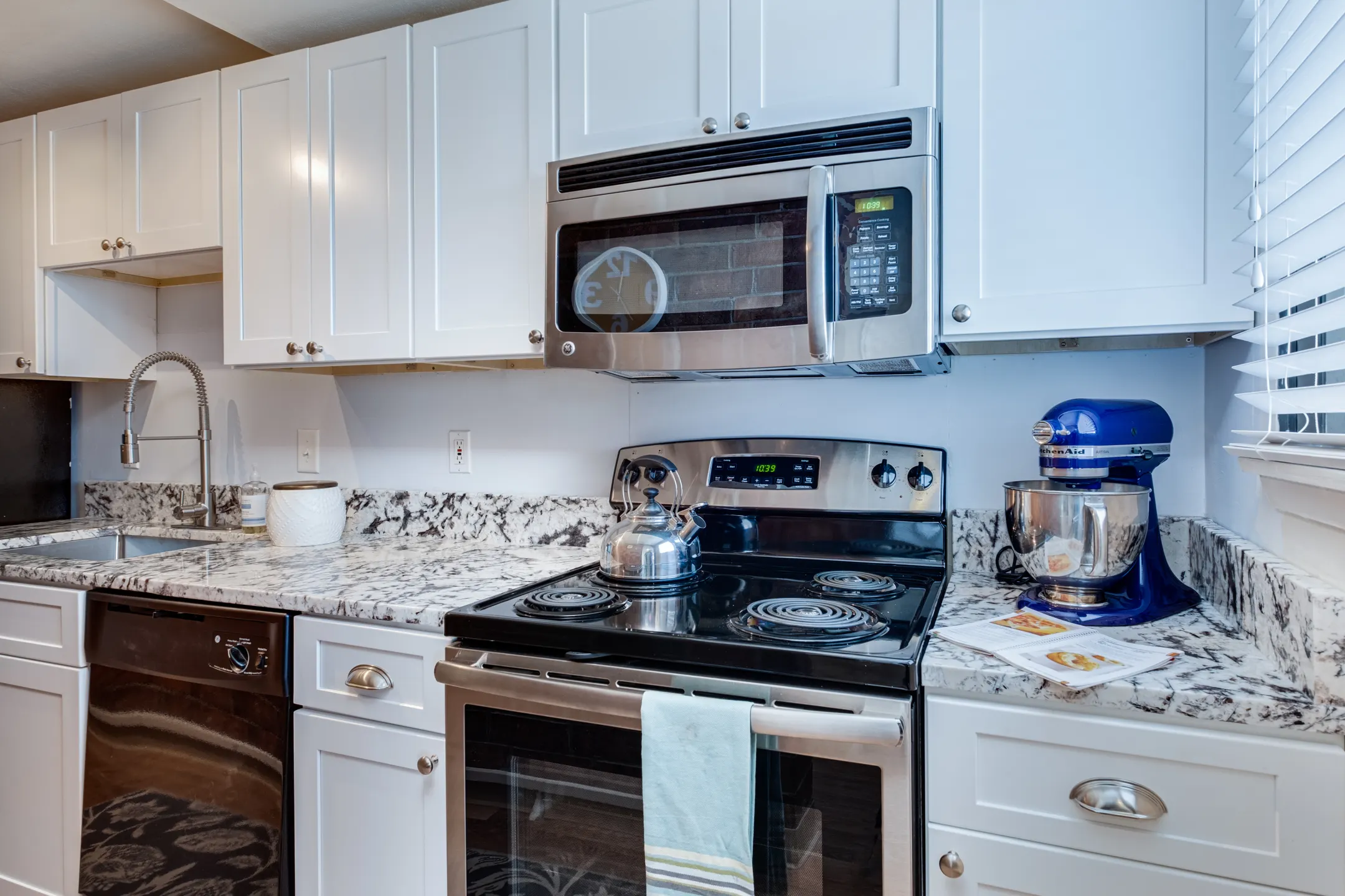 Kitchen - Concierge Apartments - Rocky Hill, CT