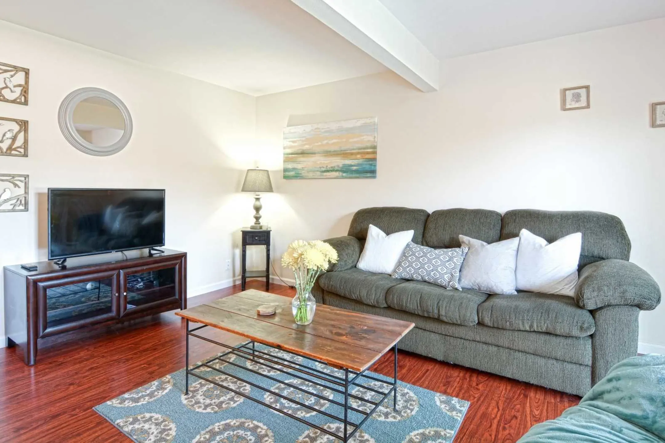 Living Room - Sun Valley Apartments - Pleasant Hill, CA
