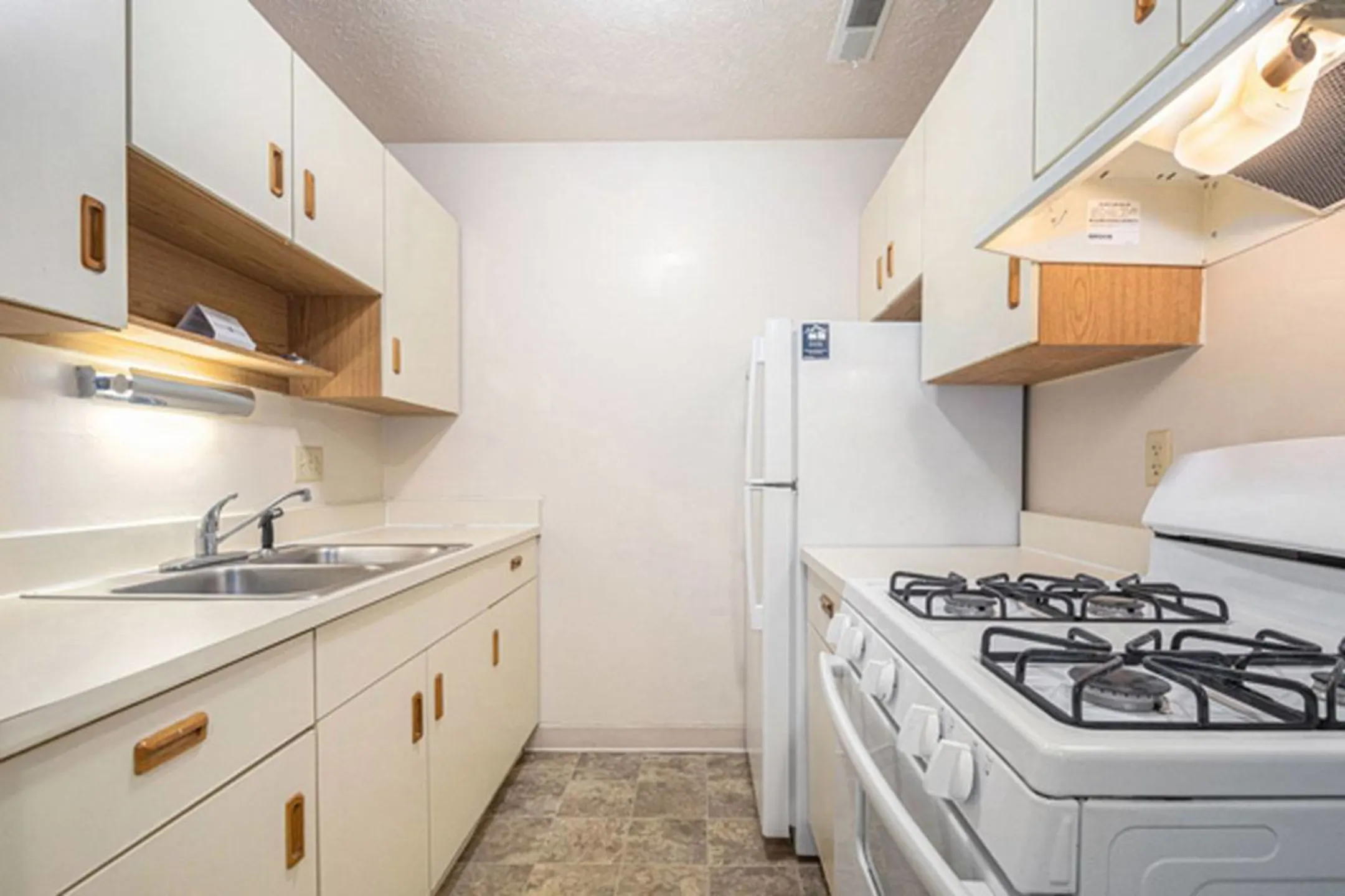 Kitchen - Brookside Apartments - Springfield, MI