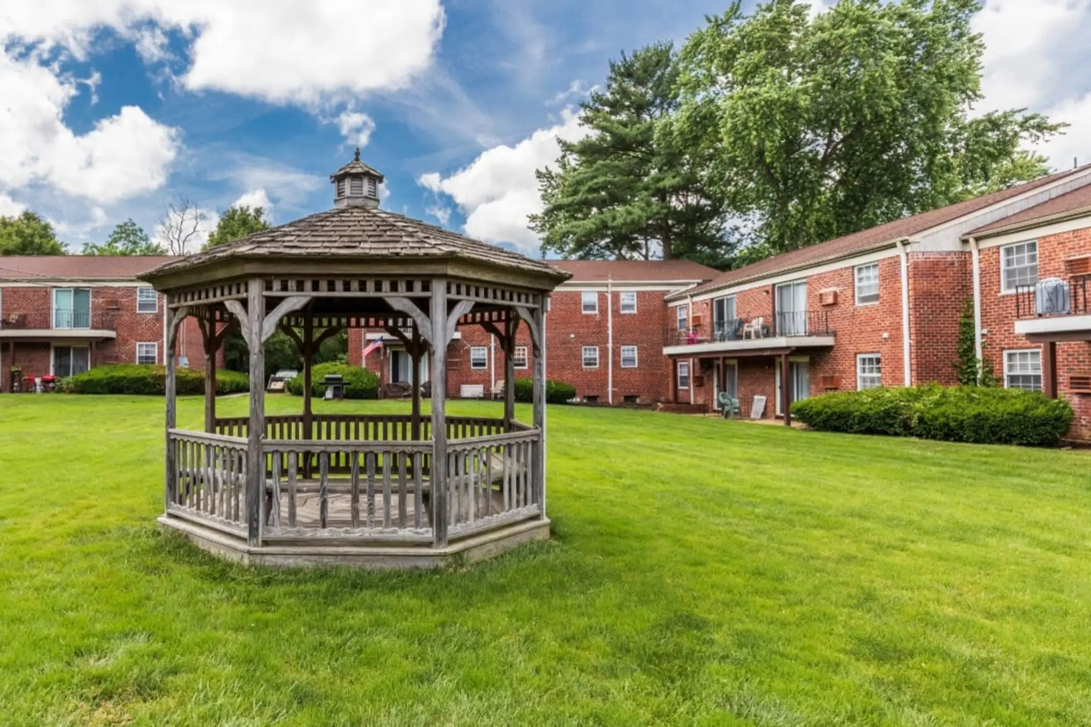 Balmoral Arms Apartments 130 Aberdeen Road Matawan, NJ Apartments