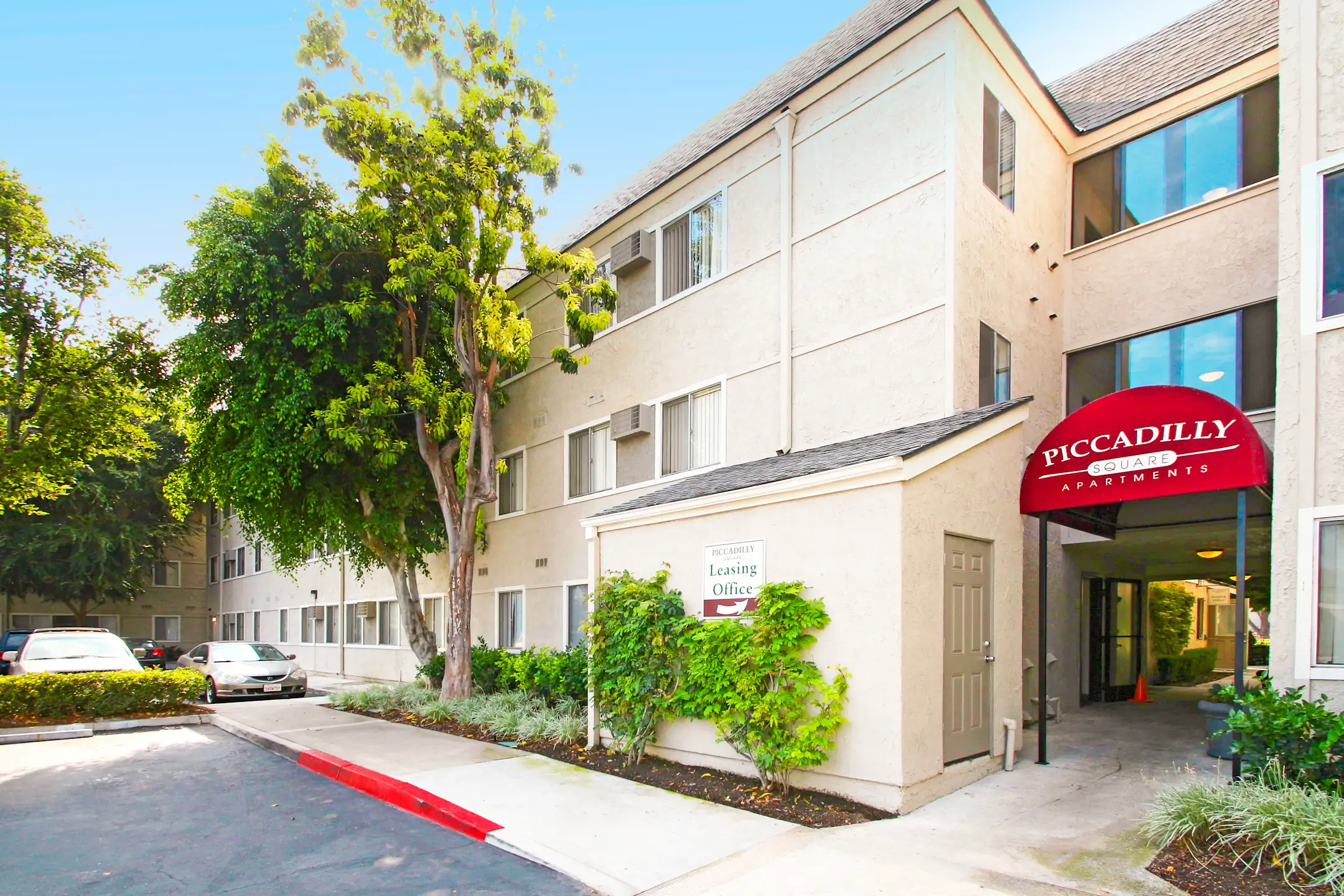 Piccadilly Square Apartments Fullerton, CA 92831