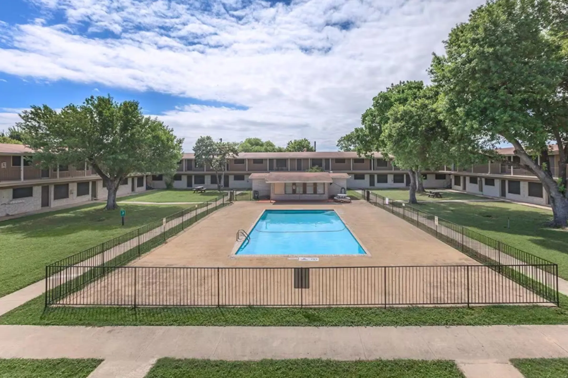 Wilderness Oak Apartments San Antonio