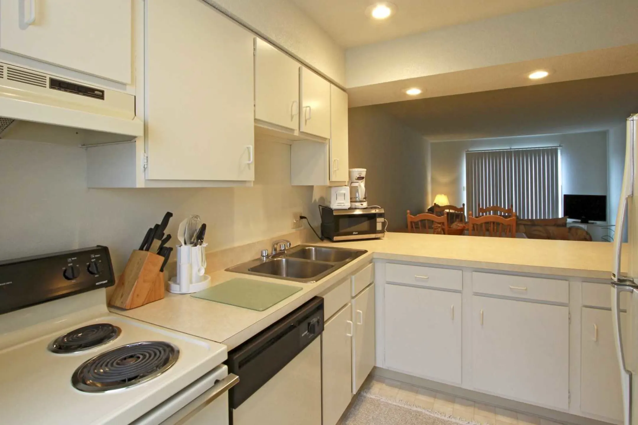 Kitchen - Colonial Gardens & Cherbourg Apartments - Overland Park, KS