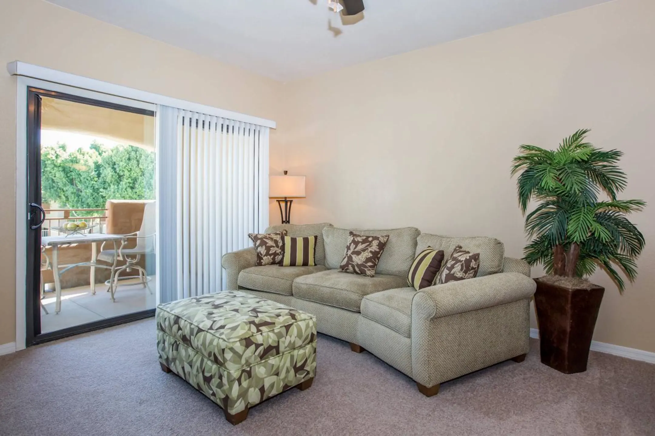 Living Room - Sereno Townhomes - Glendale, AZ