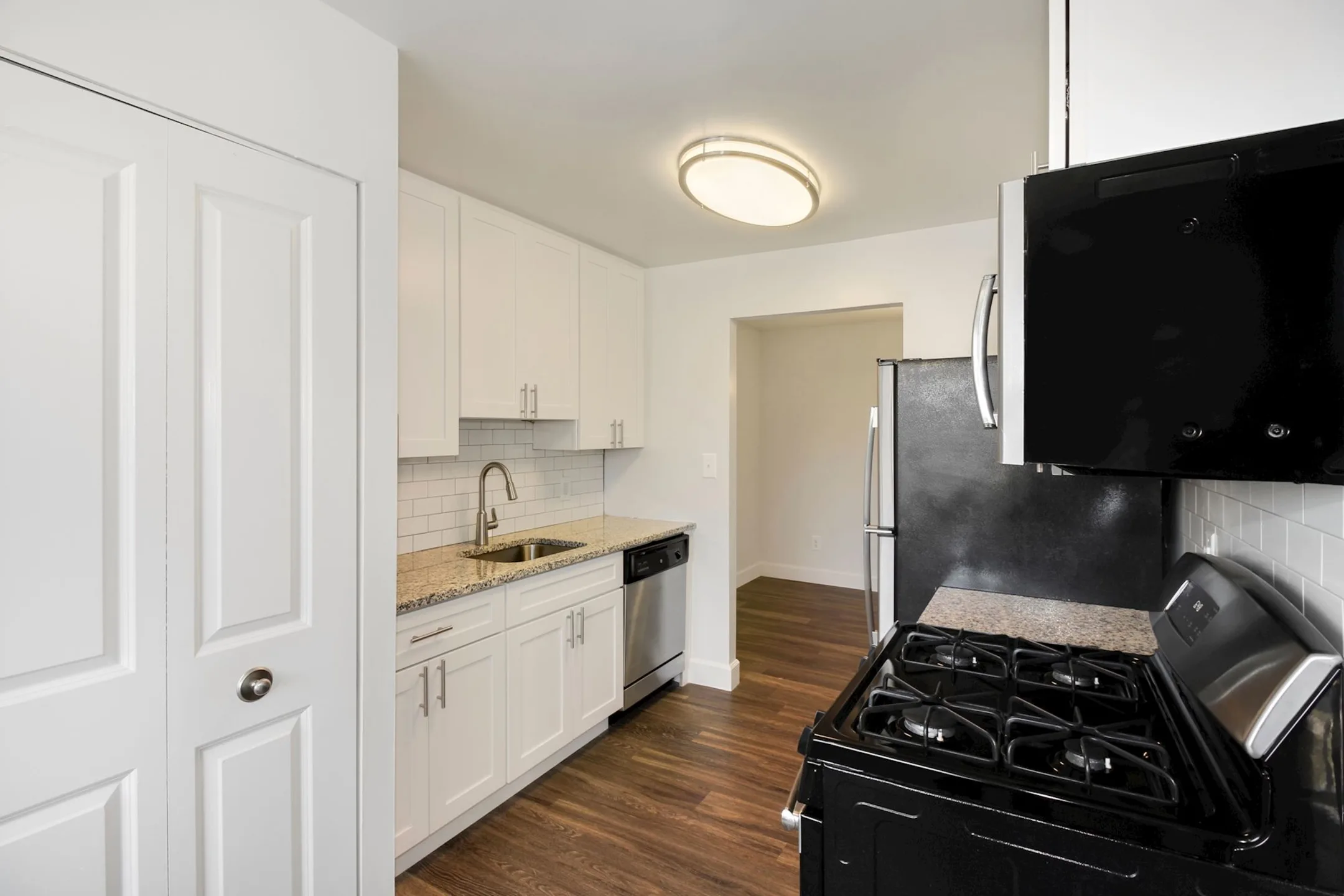 Kitchen - Satyr Hill Apartments - Parkville, MD