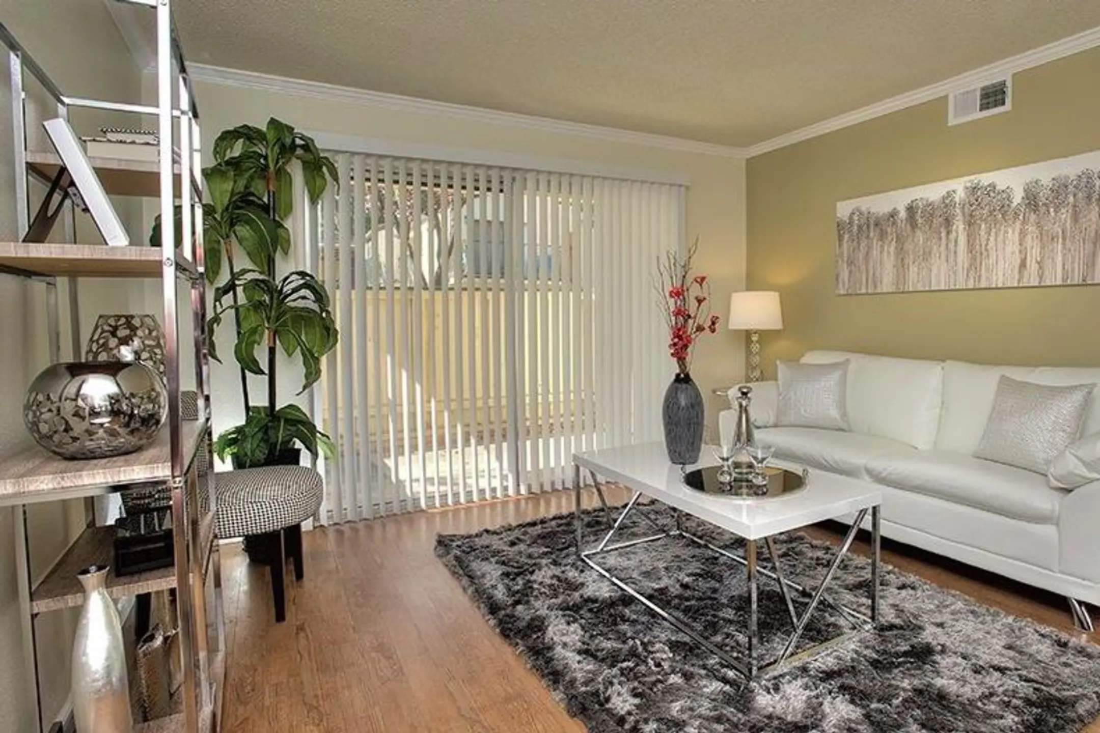 Living Room - Creekside Gardens Apartments - Vacaville, CA