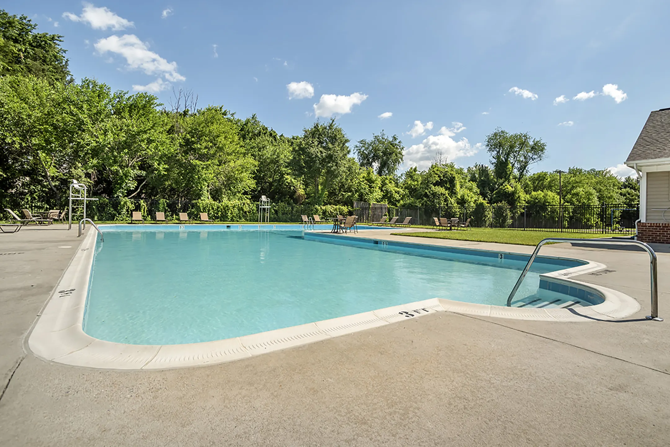 The Manor/The Manor East Apartments Leesburg, VA 20176