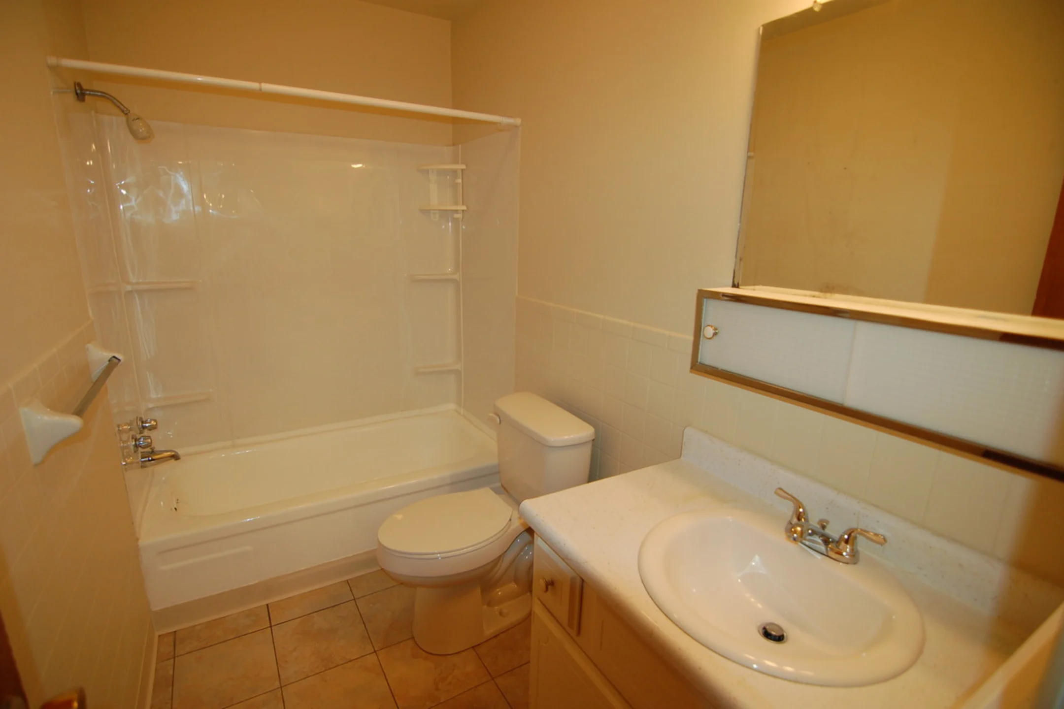 Bathroom - Colonial Crest Apartments Gas City - Gas City, IN