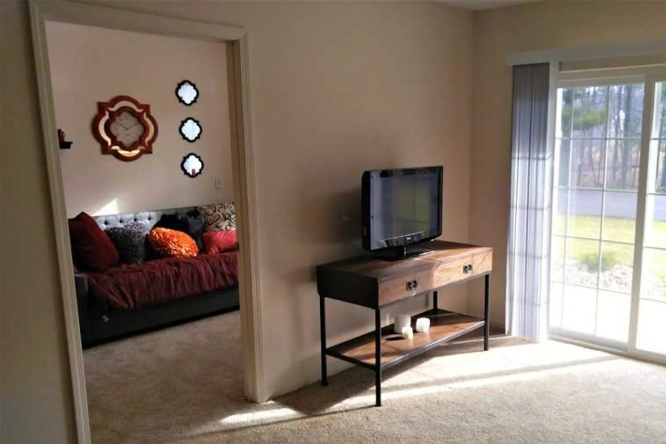 Living Room - Lorain Pointe Senior Apartments - Lorain, OH