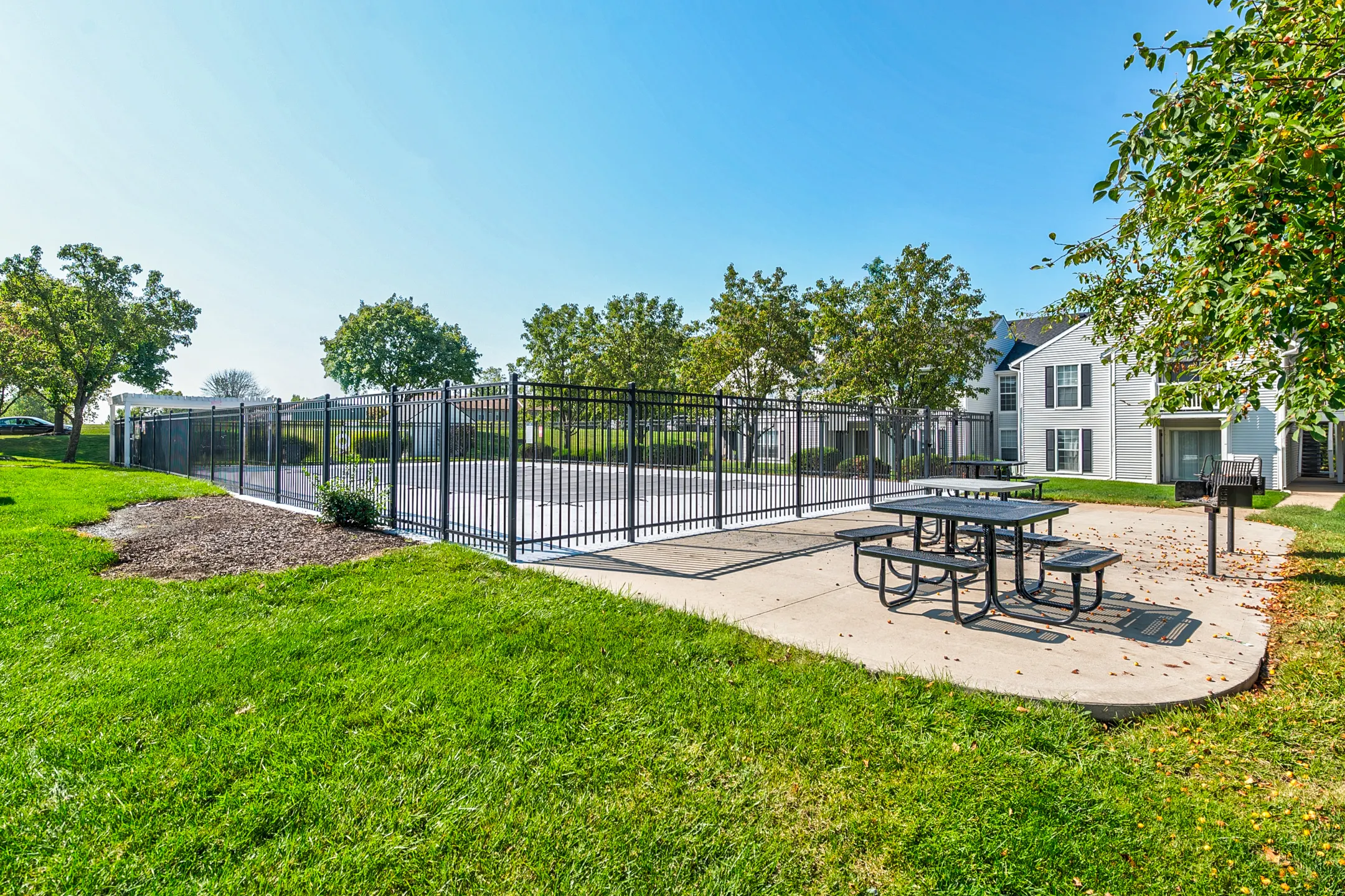 Pinehurst Apartments Kansas City, MO 64118