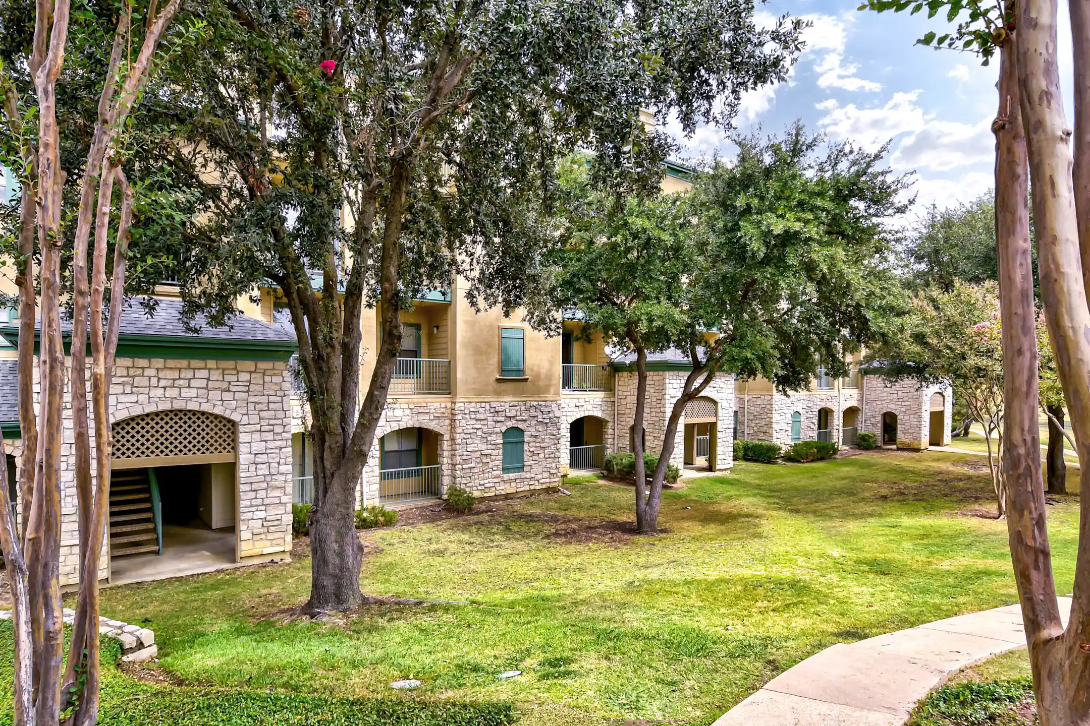 Building - The Villas At Beaver Creek - Irving, TX