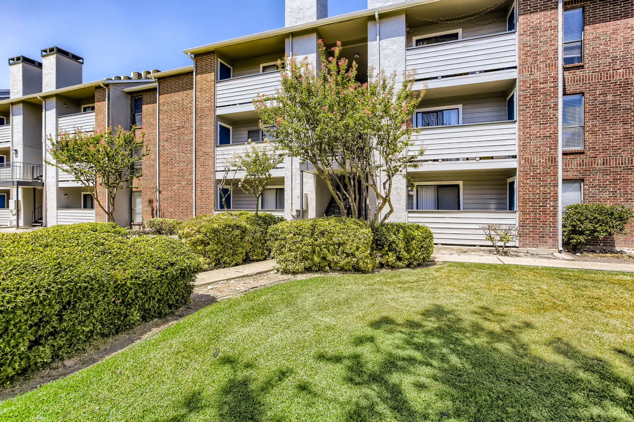 Claro Court 10950 Woodmeadow Pkwy Dallas TX Apartments for Rent
