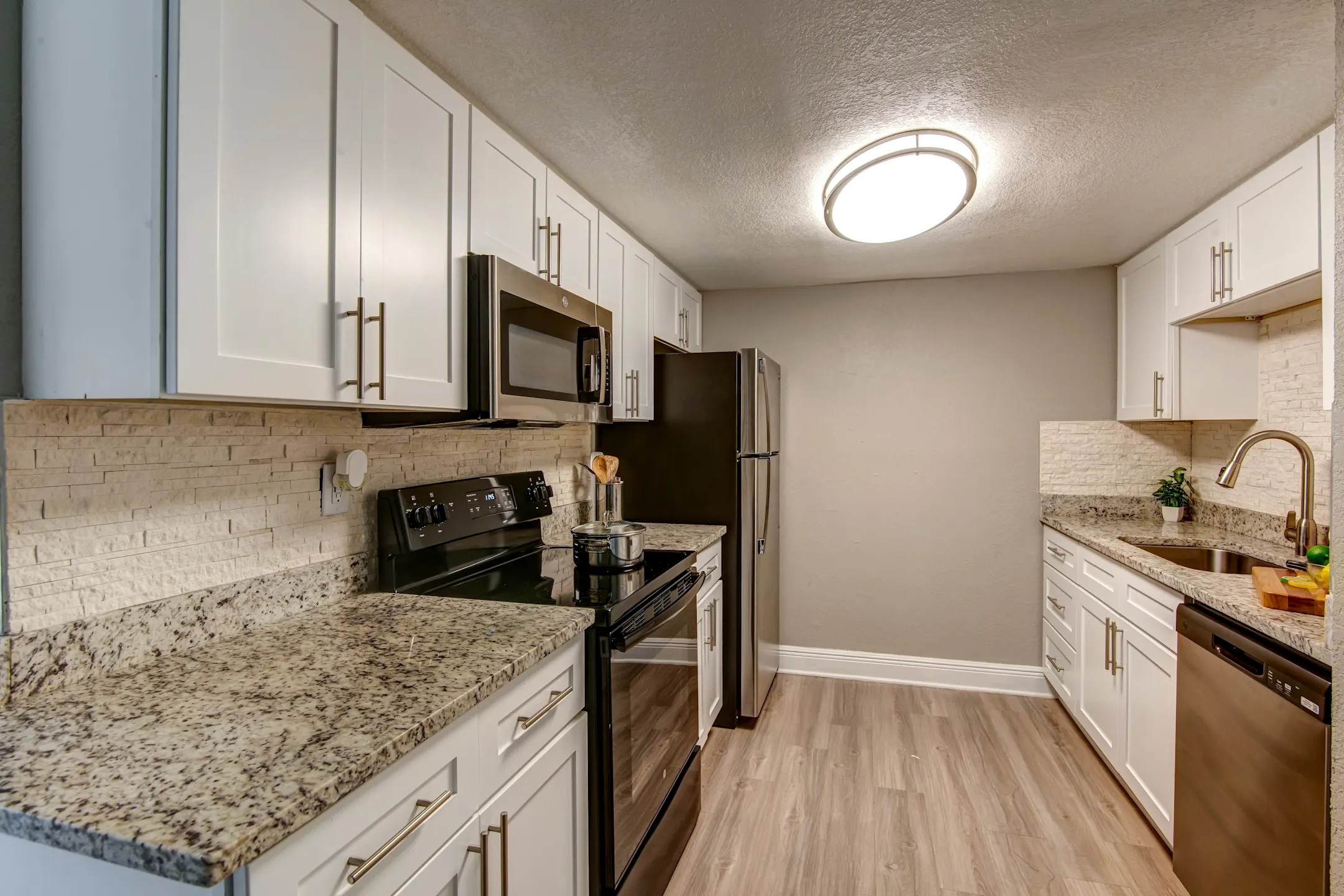 Kitchen - River Rock Apartments - Temple Terrace, FL