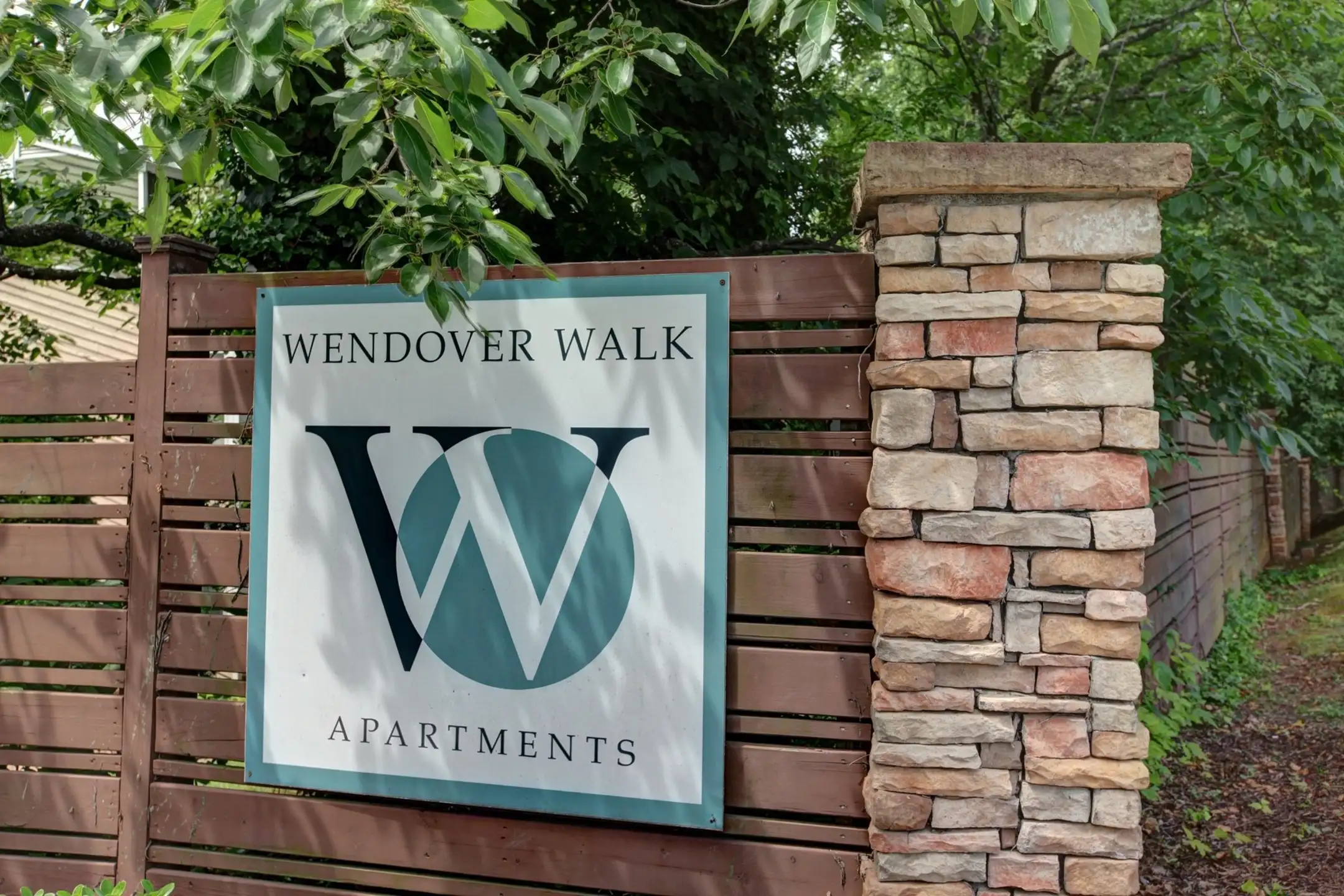 Wendover Walk Apartments 740 N Wendover Rd Charlotte, NC Apartments