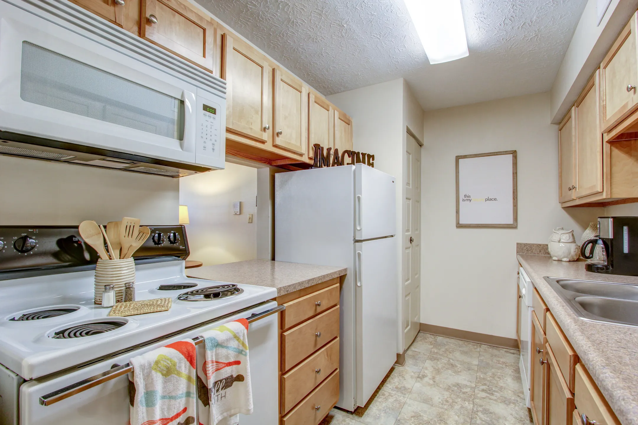Kitchen - Mill Creek Village - Youngstown, OH