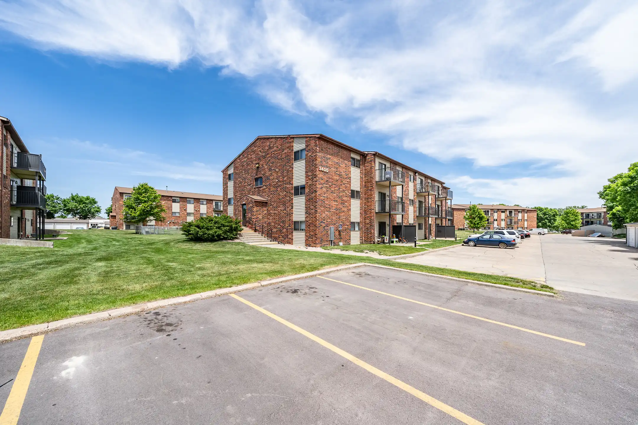 Building - Oakwood Estates - Sioux Falls, SD