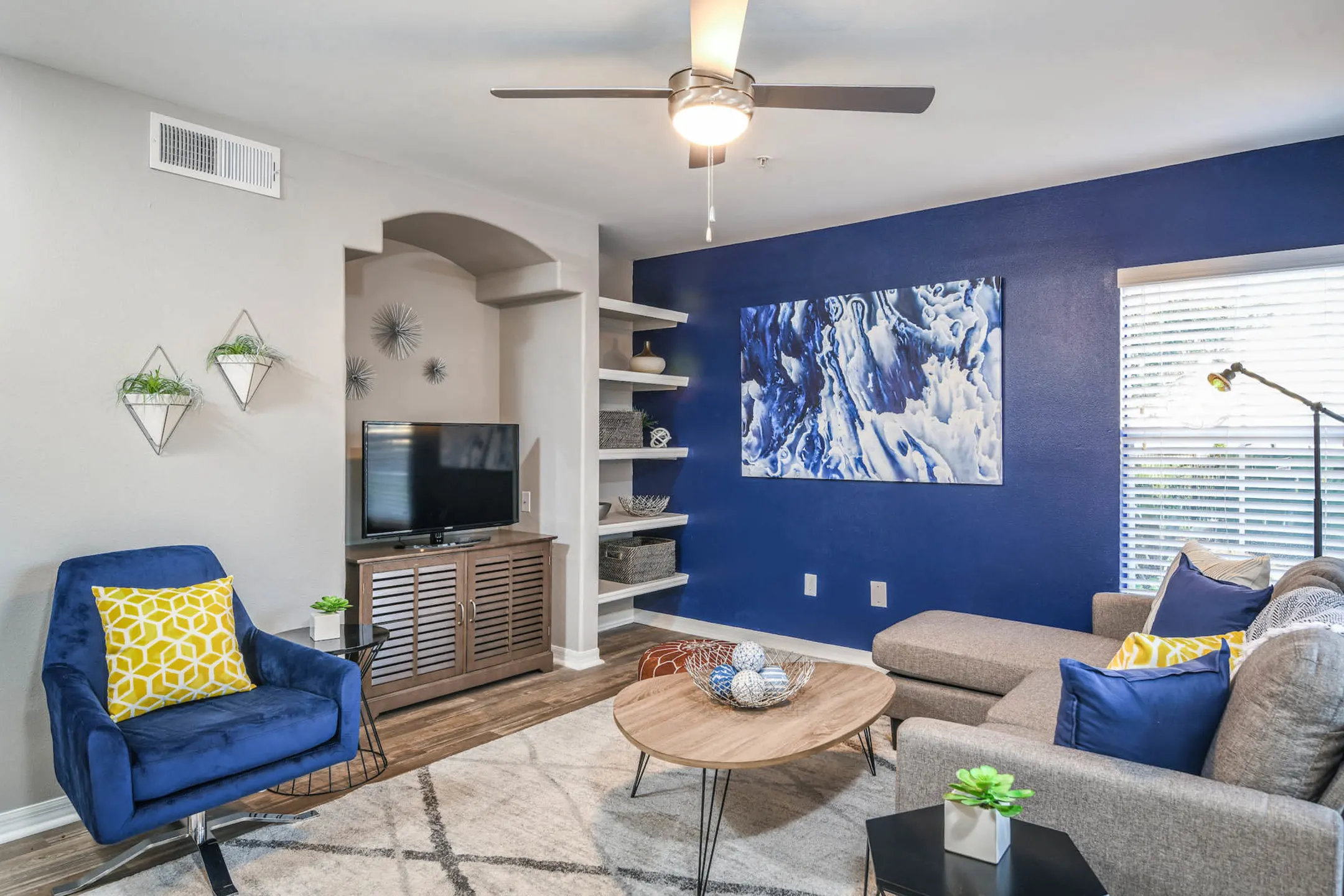 Living Room - Arbors at Maitland - Orlando, FL