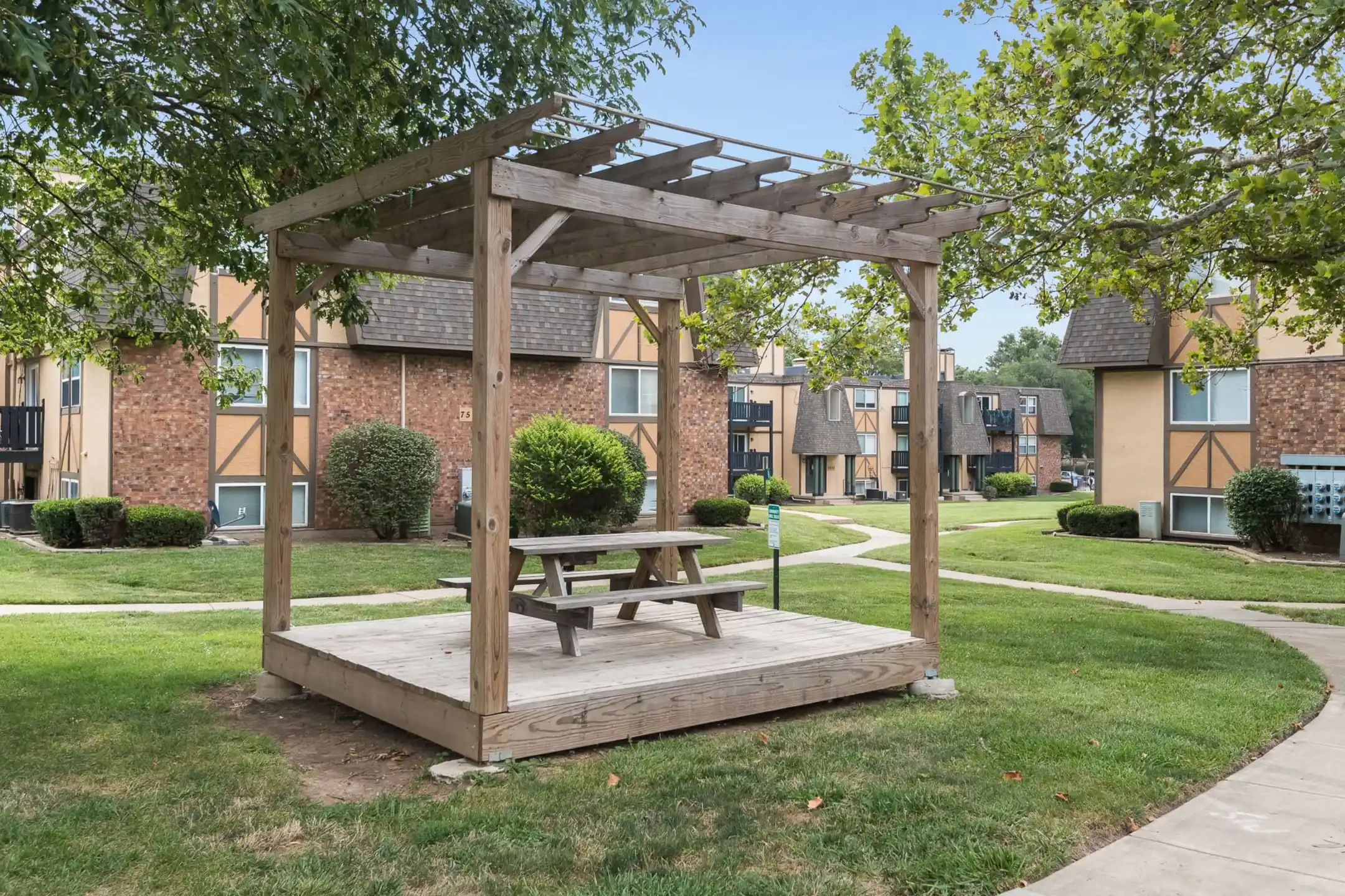 Summit Shawnee 7613 Flint St Shawnee Mission, KS Apartments for