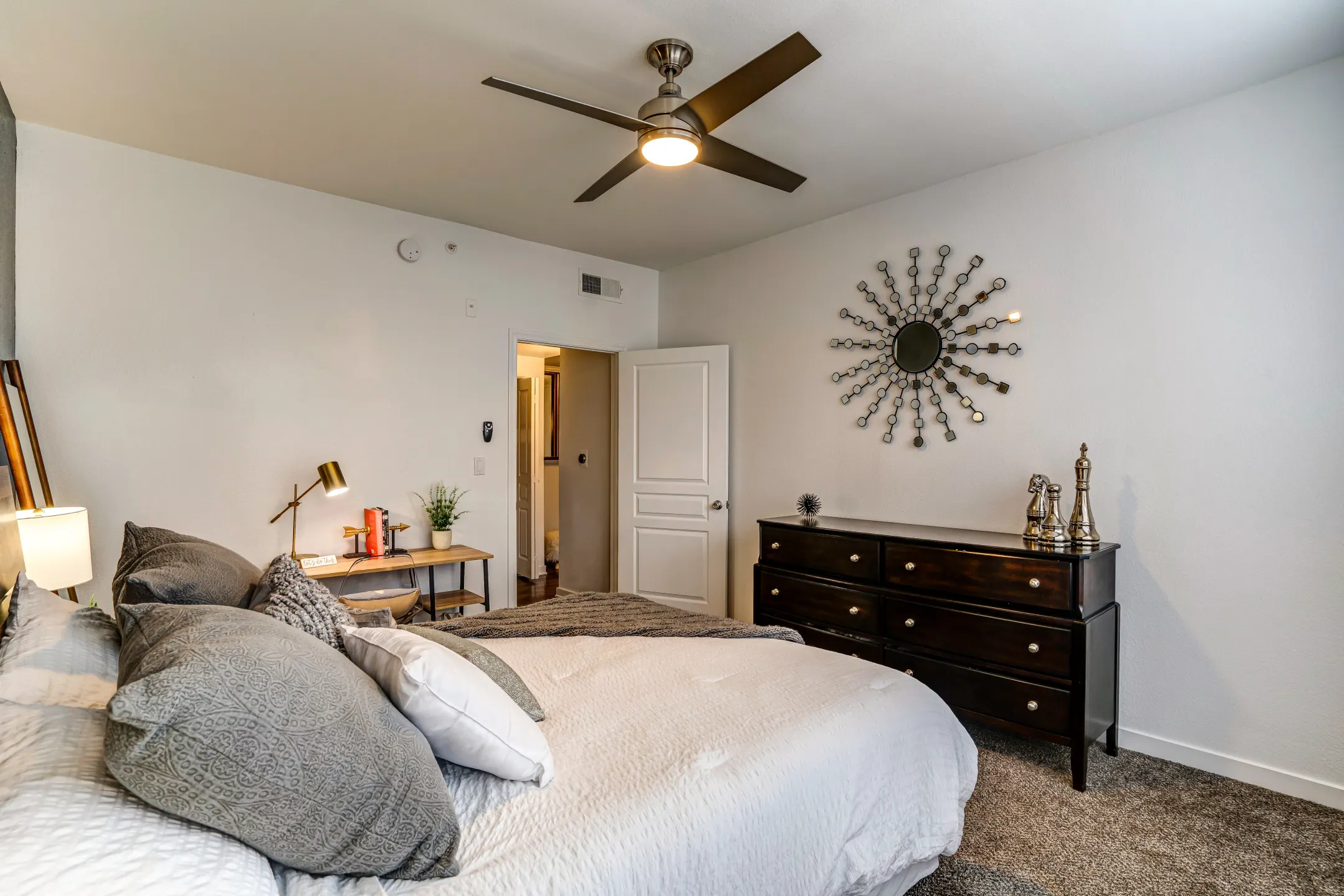 Bedroom - Metropolitan at Cityplace - Dallas, TX