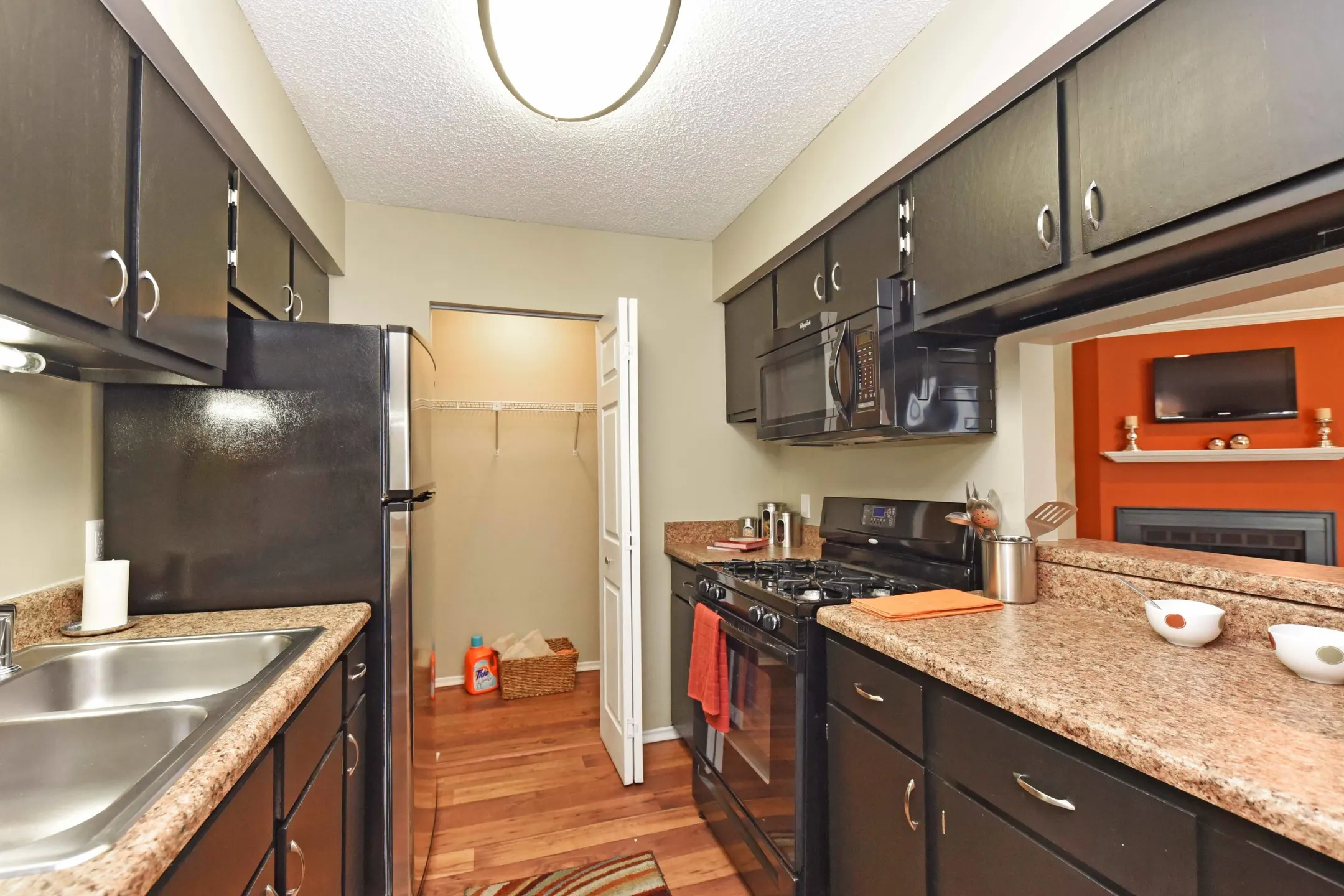 Kitchen - The District At Hamilton Place Apartments - Chattanooga, TN