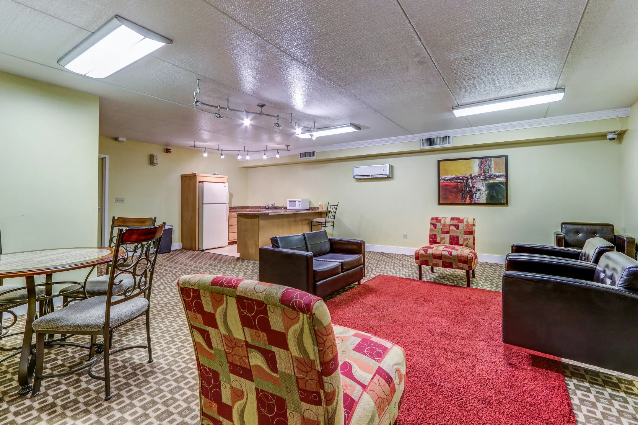 Living Room - Amberson Plaza Apartments - Pittsburgh, PA