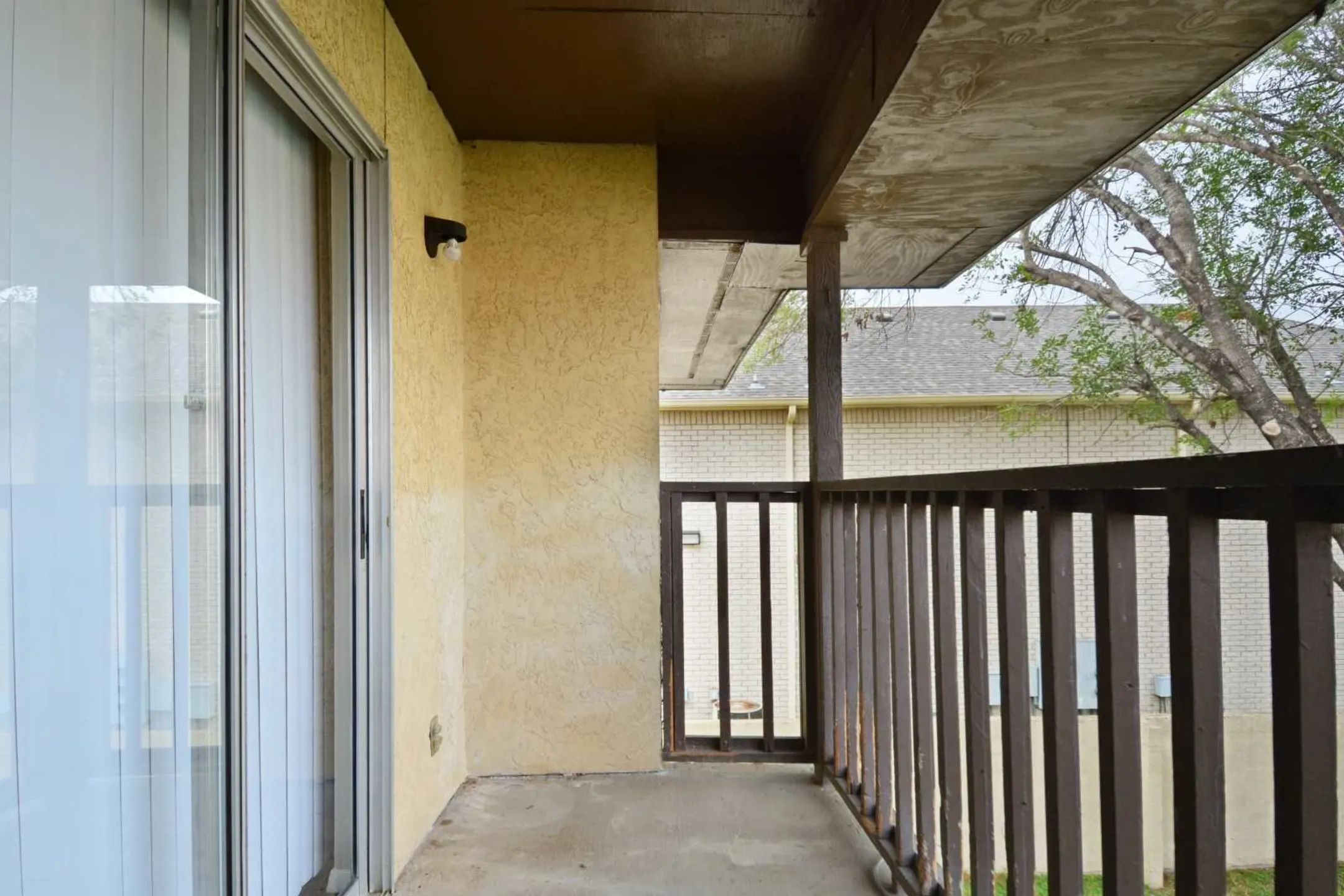 Patio / Deck - Crossings Apartments - McAllen, TX