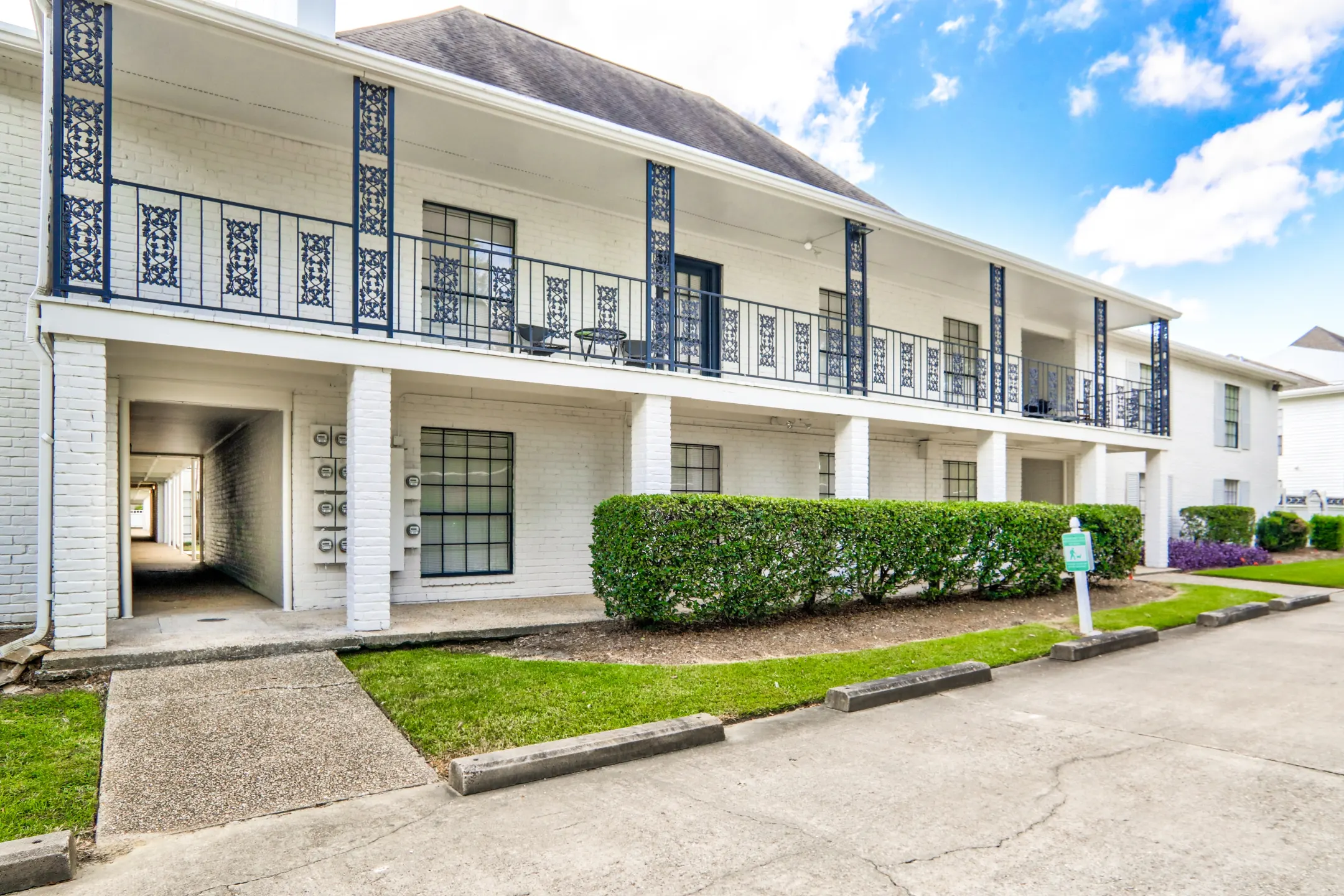 Chateaux Dijon Apartments 4155 Essen Ln Baton Rouge, LA Apartments