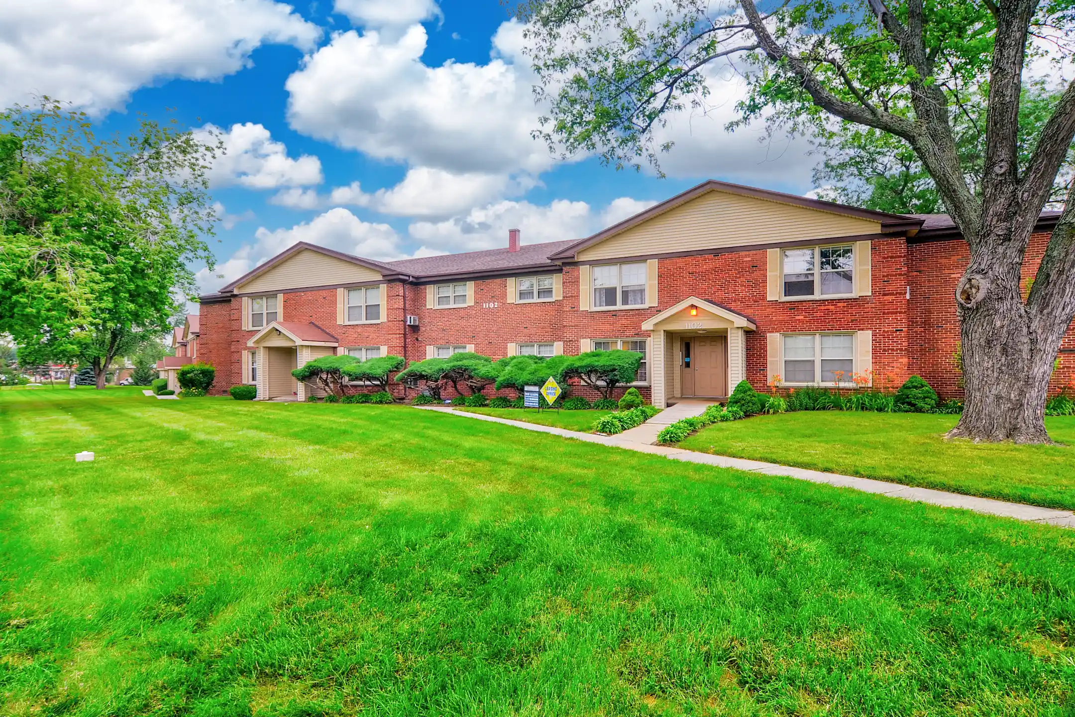 Colonial Manor 1102 Plainfield Rd Darien, IL Apartments for Rent