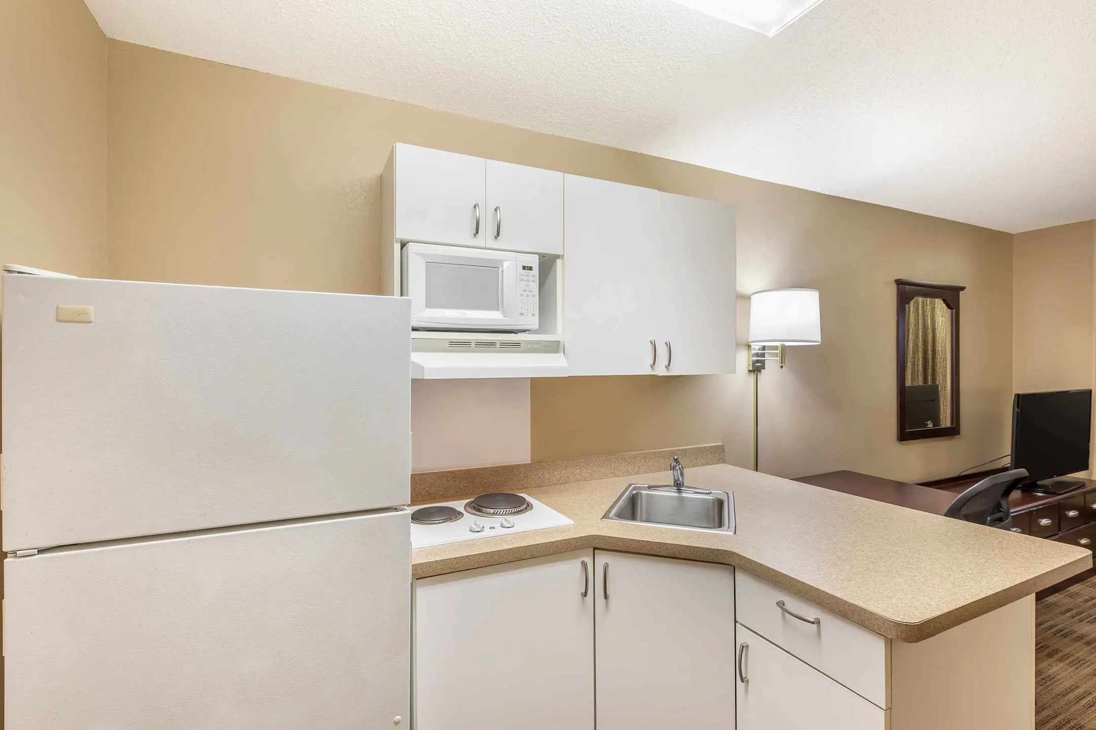 Furnished Studio Milwaukee Wauwatosa Apartments Wauwatosa, WI 53226