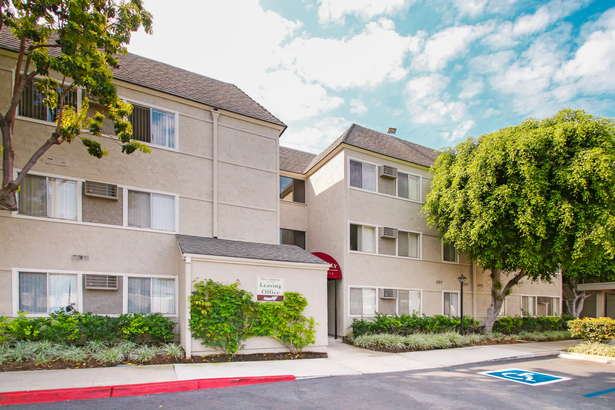 Piccadilly Square Apartments - Fullerton, CA 92831