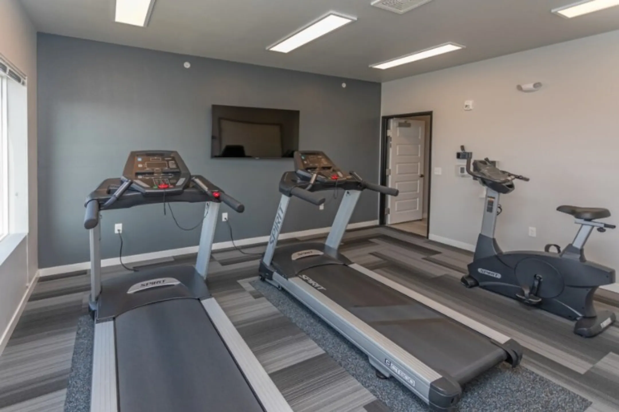 Fitness Weight Room - Flats on 21 - Austin, MN