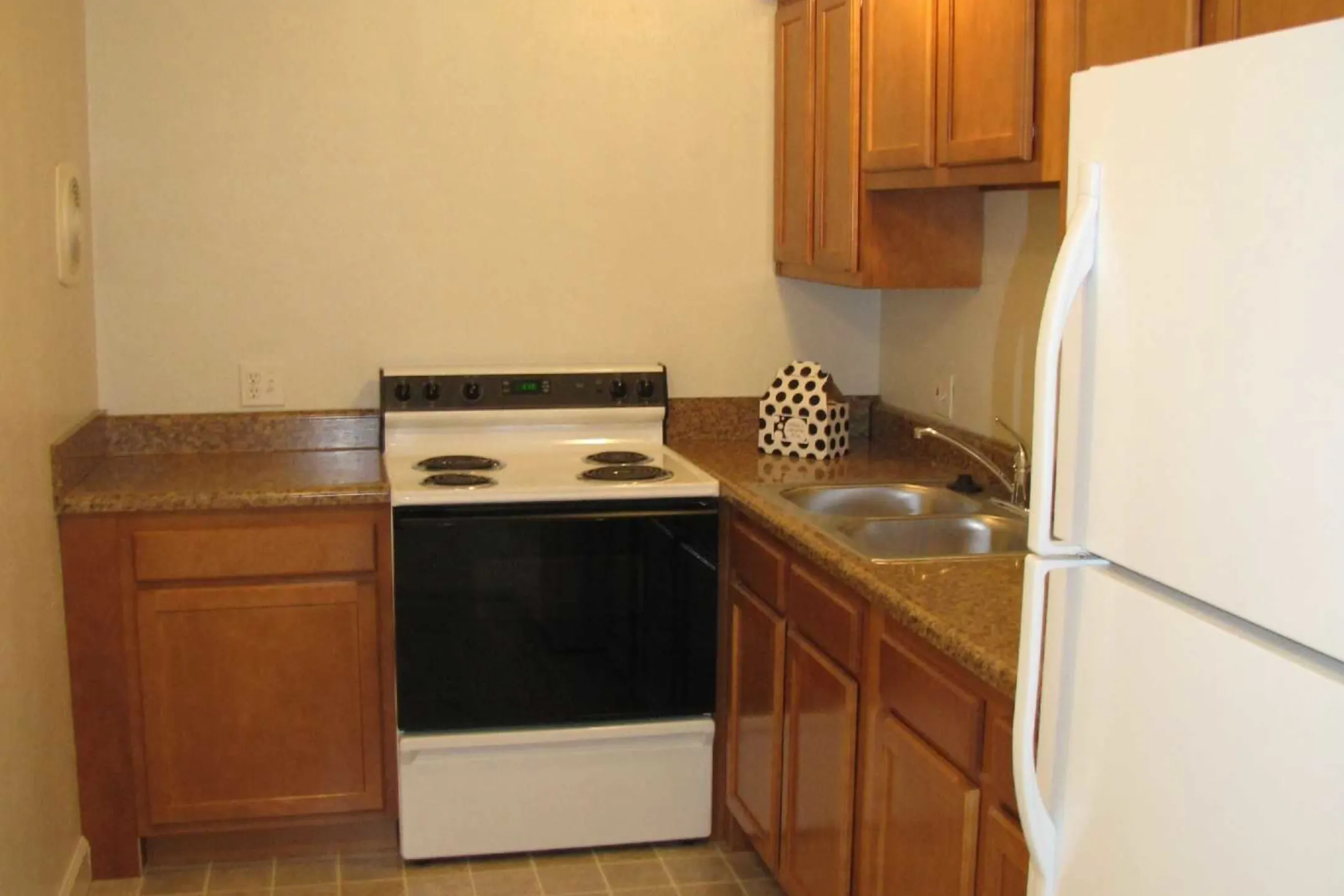 Kitchen - Lake Of The Woods Apartments - Toledo, OH