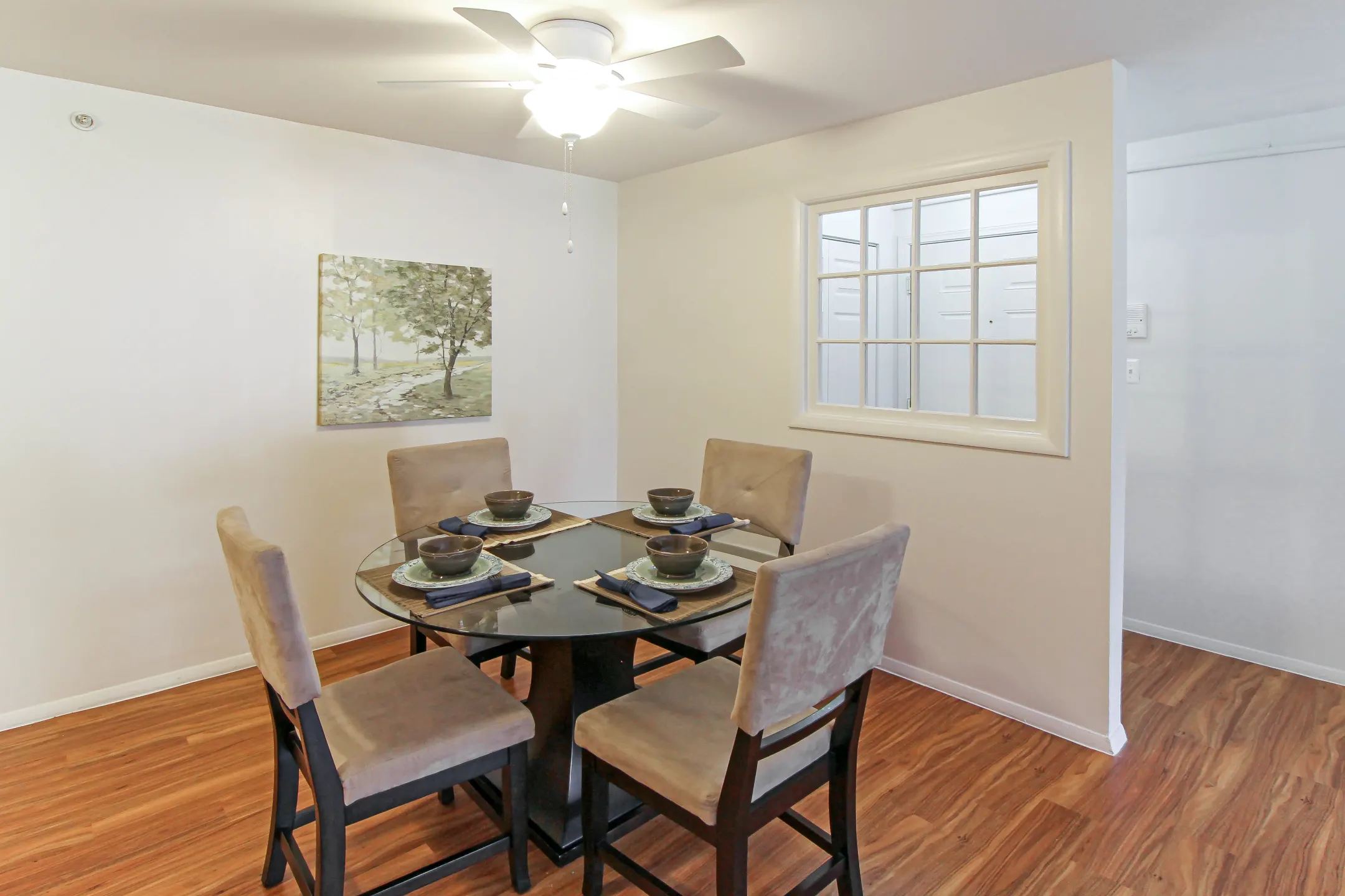 Dining Room - Scenictree Apartment Homes - Palos Hills, IL