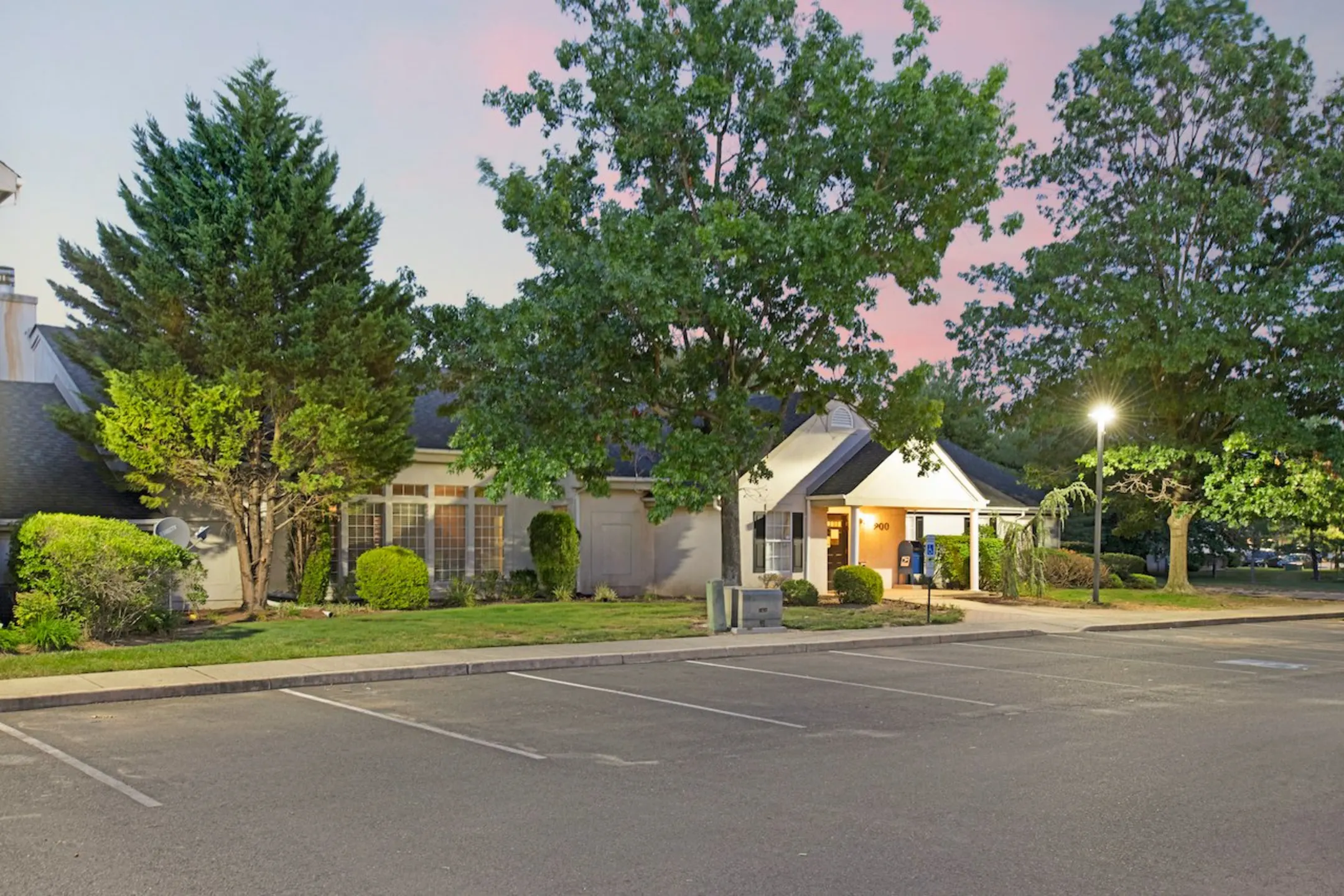 Royal Oaks East Garden 701 Royal Oaks Ct Monmouth Junction, NJ