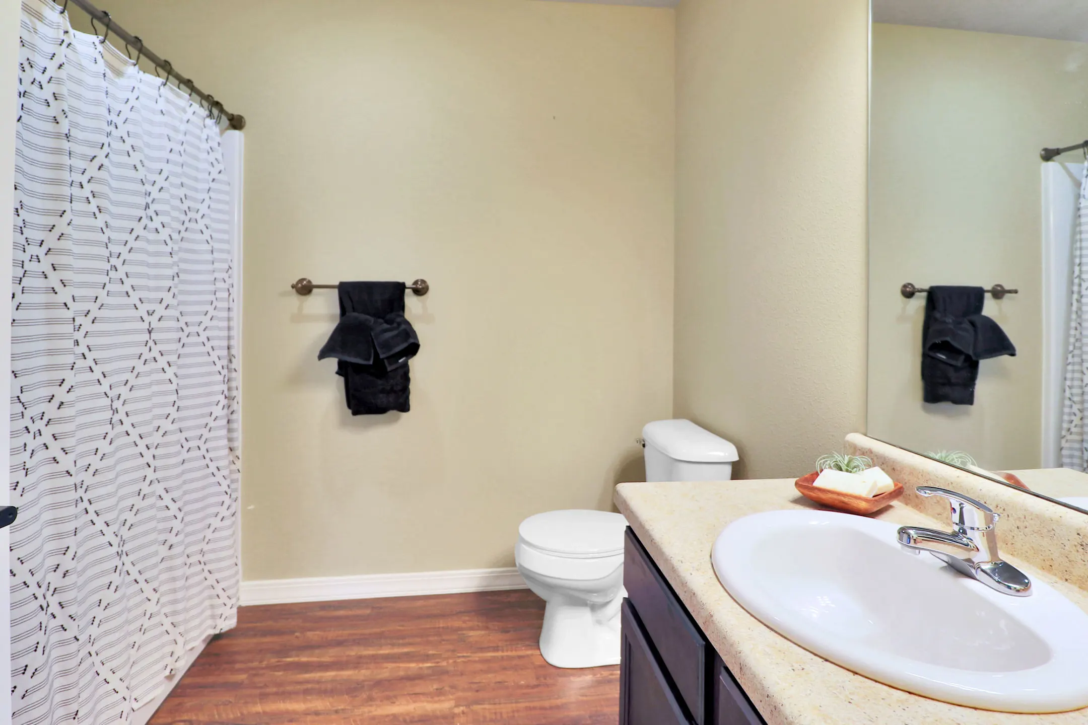 Bathroom - Kensington Park and The Lodges - Springfield, MO