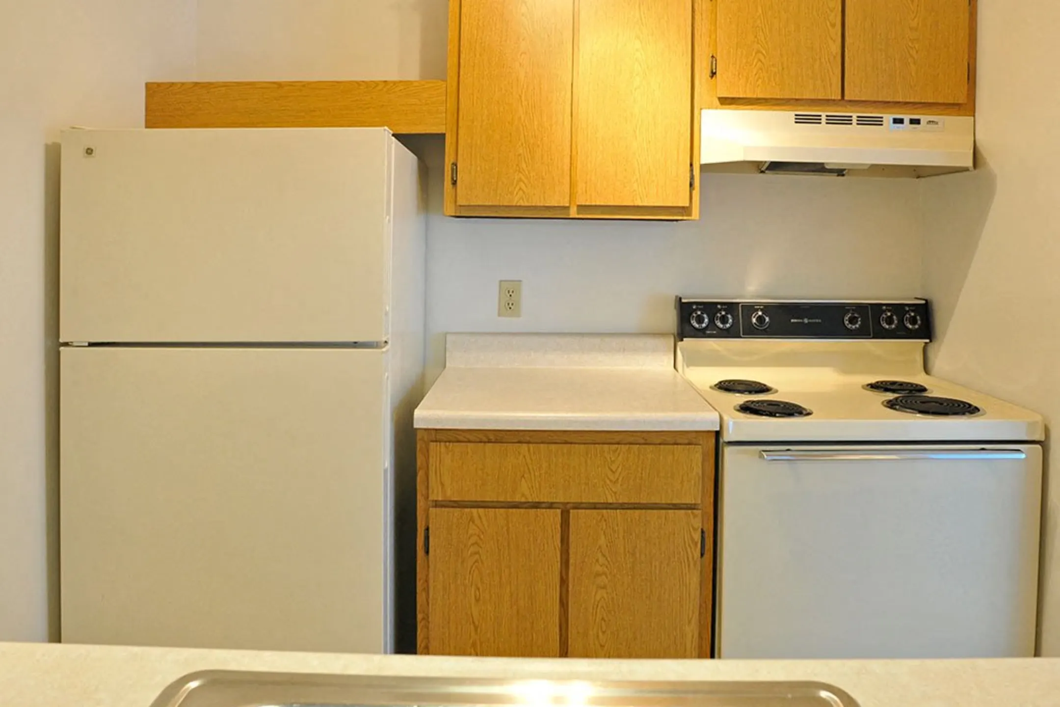 Kitchen - Charter Oaks Apartments - Davison, MI