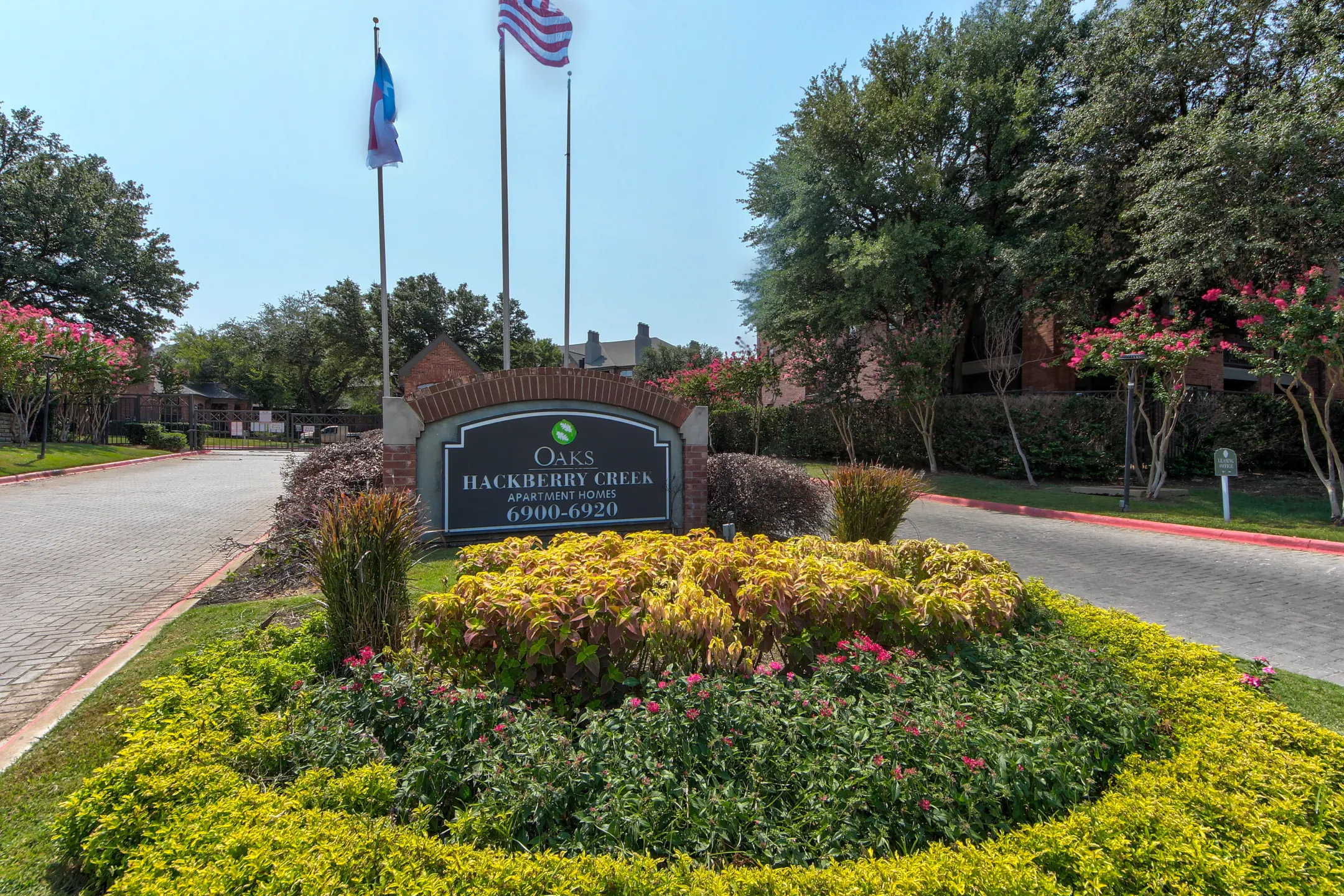 Oaks Hackberry Creek 6901 Valley View Ln Irving, TX Apartments for
