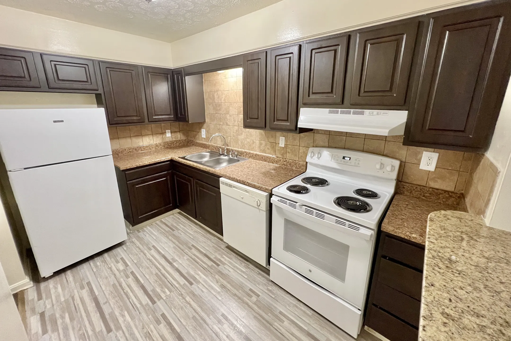 Kitchen - Countrybrook Apartments - Louisville, KY