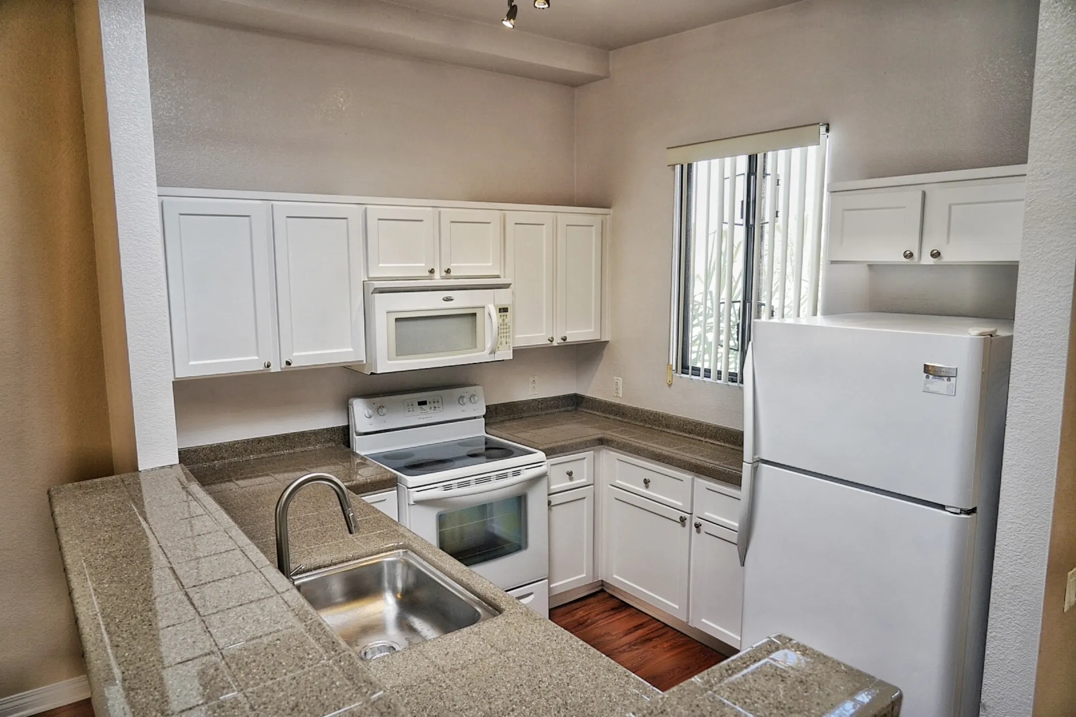Kitchen - 600 Front Apartments - San Diego, CA