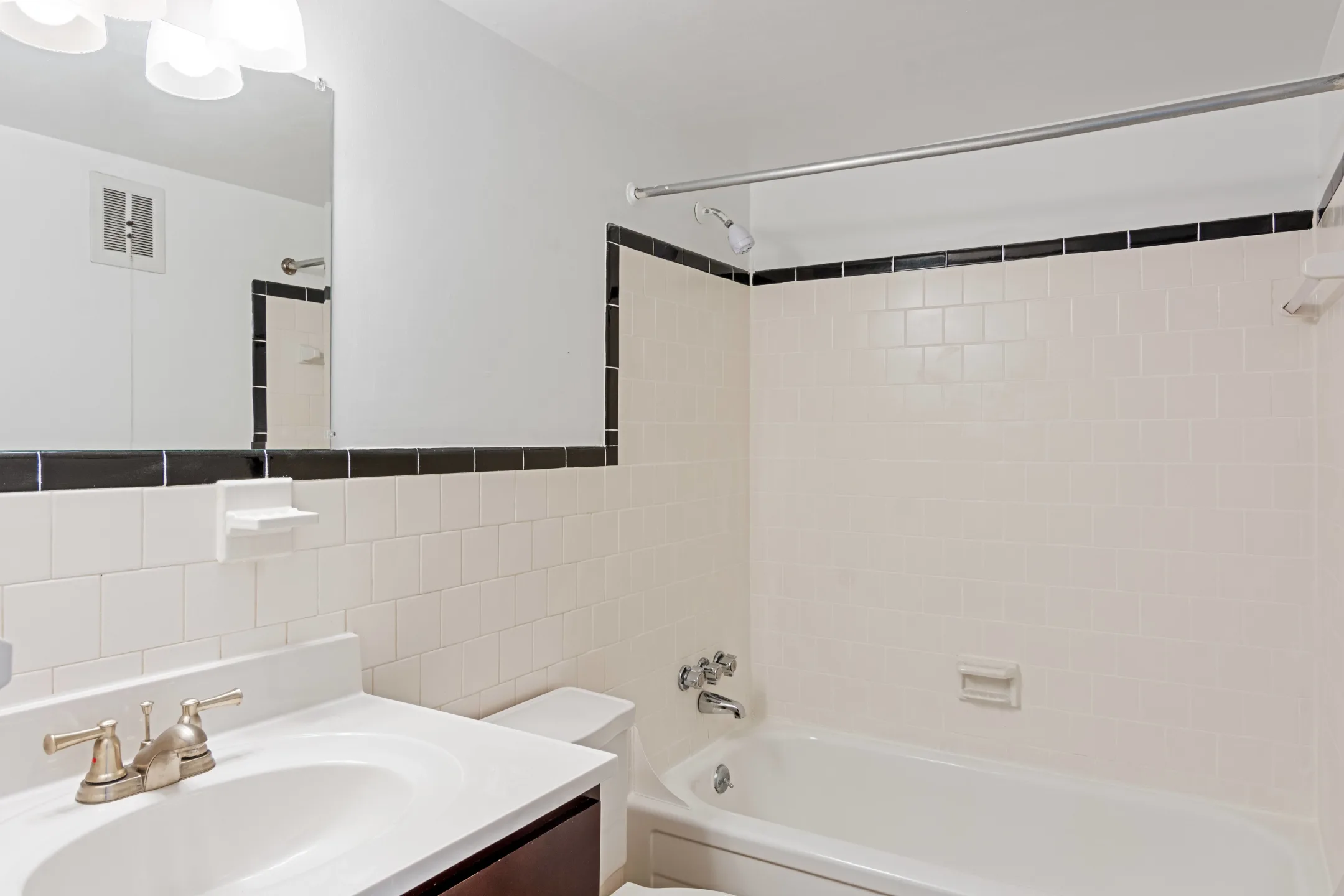 Mercury West Apartments 1601 Pennwood Dr Hampton, VA Apartments for