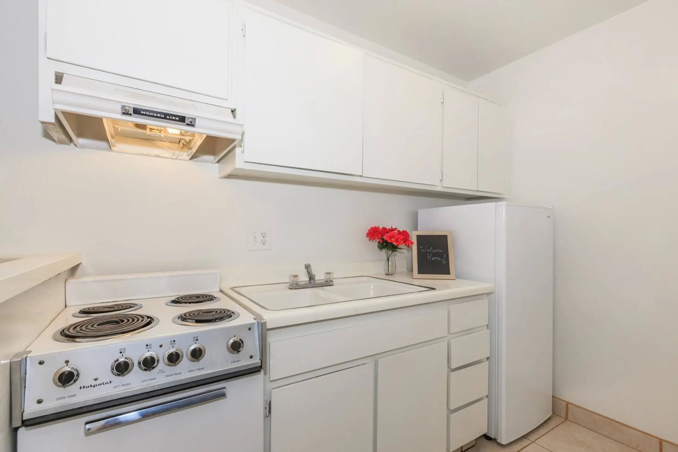 Kitchen - Pacific Terrace Apartments - Bakersfield, CA