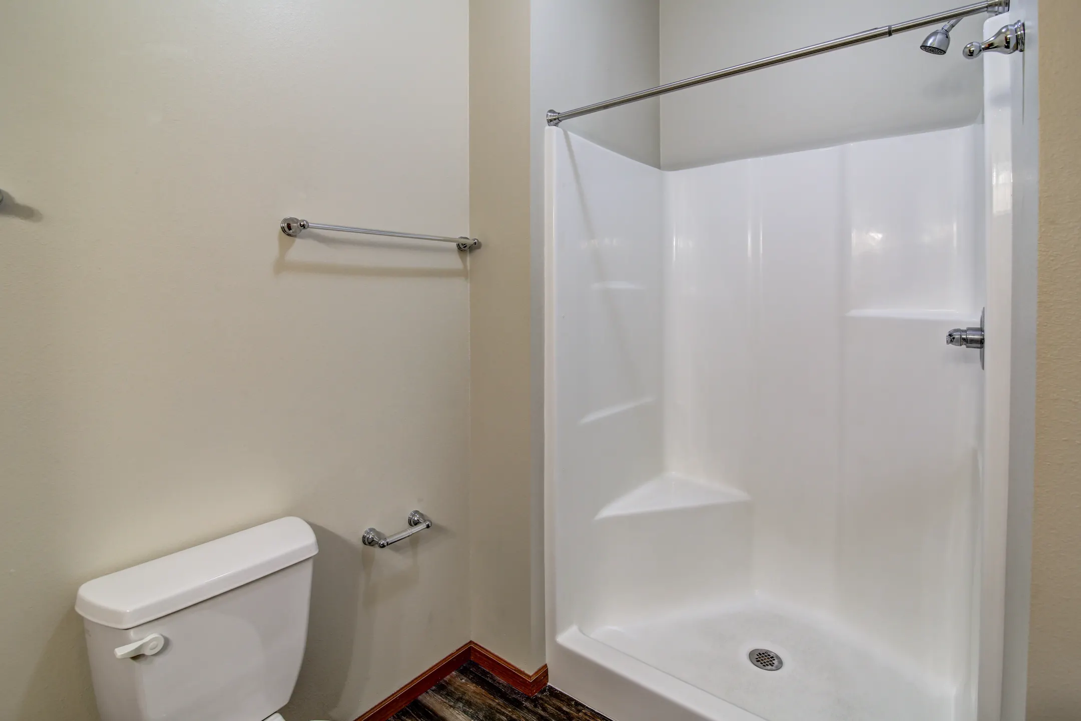 Bathroom - M&I Apartments - Aberdeen, SD