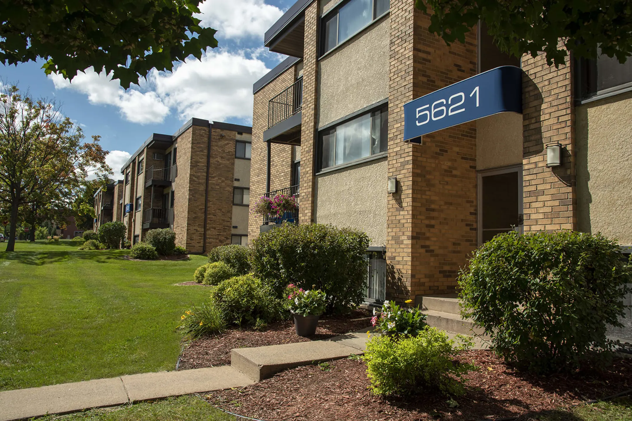 New Hope Garden & Village Apartments Apartments New Hope, MN 55428