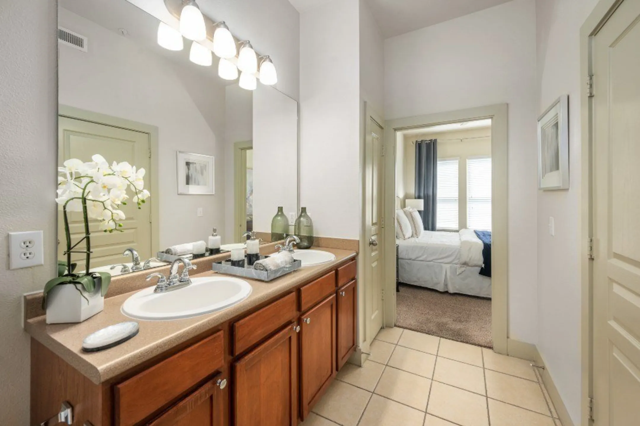 Bathroom - Galleria Parc Apartments - Houston, TX